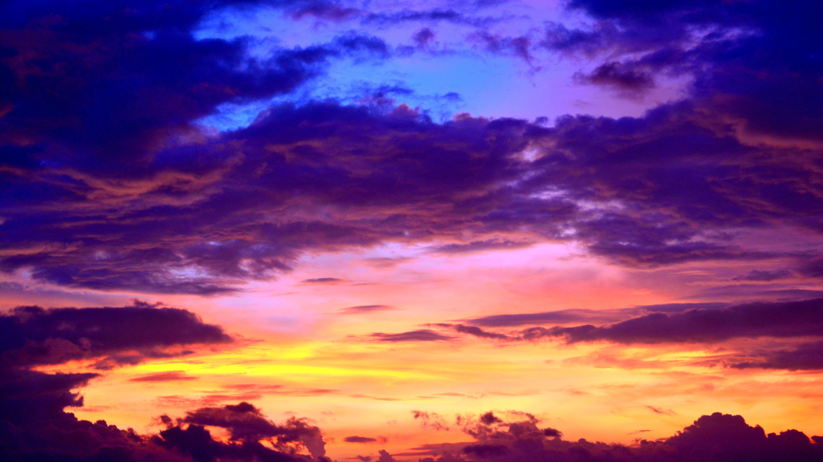 Красивое фиолетовое небо с облаками
