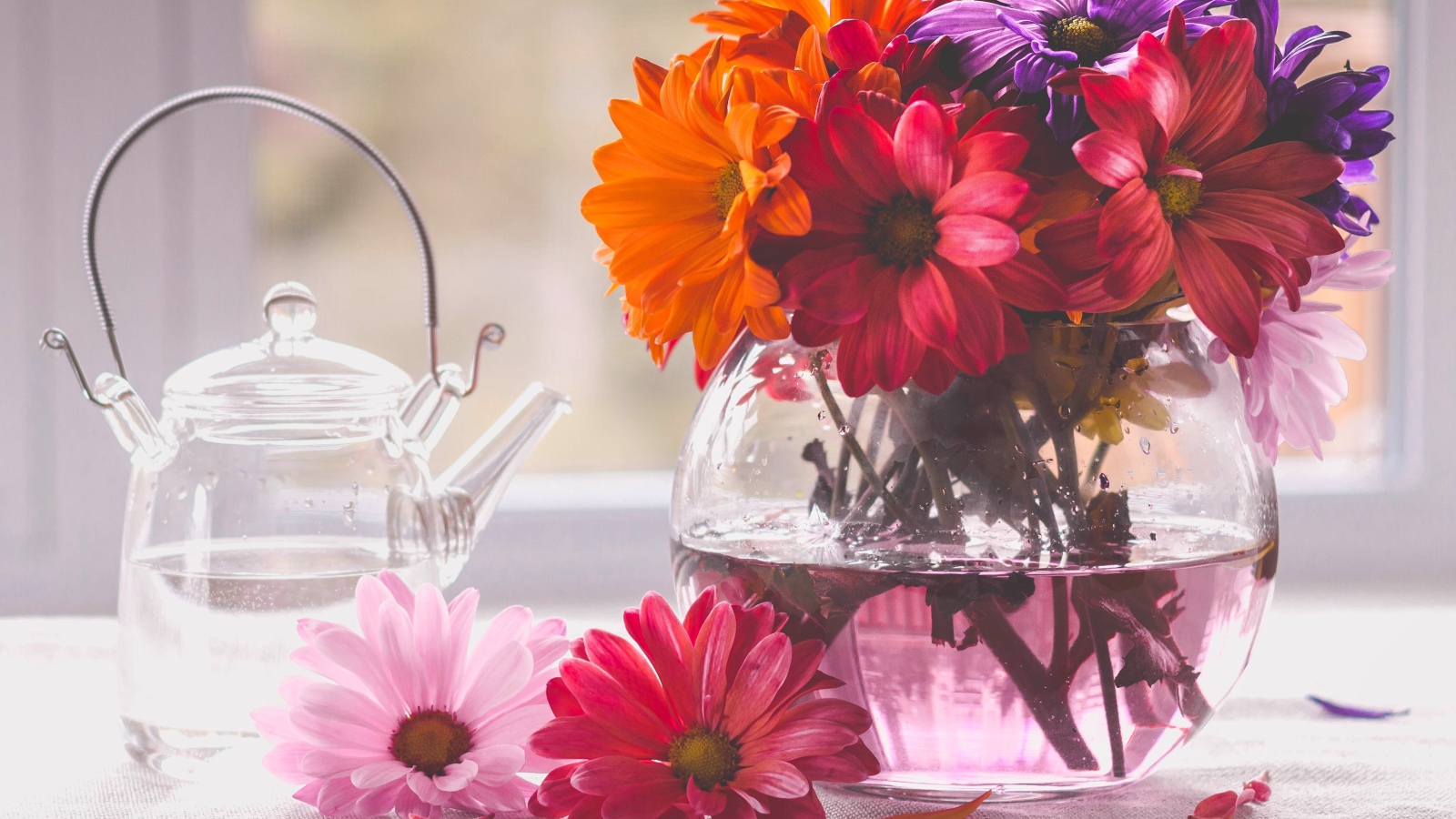 Букет цветов в стеклянной вазе на столе