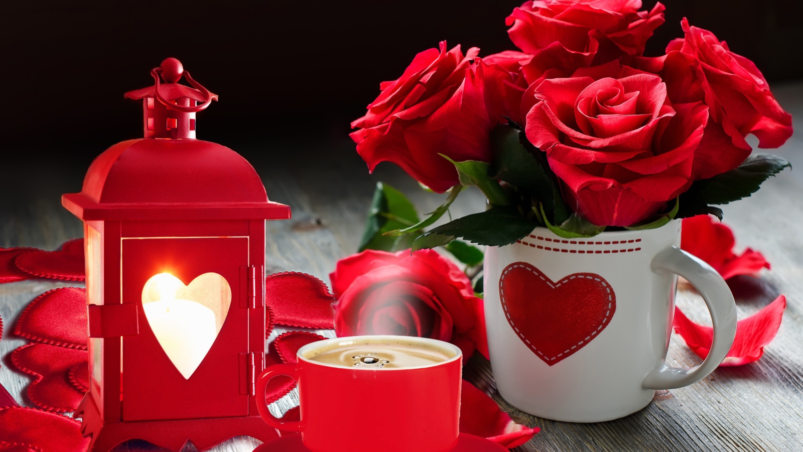Букет красных роз в чашке на столе с фонариком и чашкой кофе