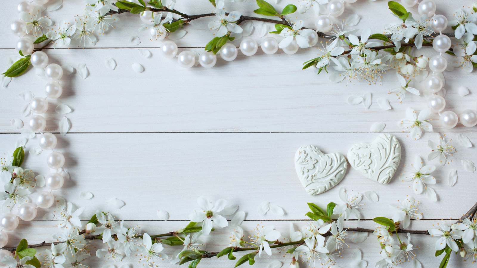 Фон для поздравительной открытки с цветами вишни и жемчужными бусами
