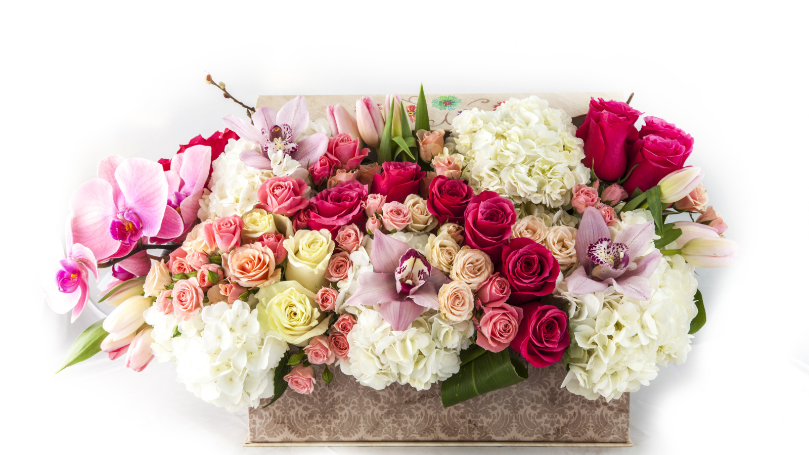 Корзина с цветами орхидеи, гортензии и розы и тюльпана на белом фоне