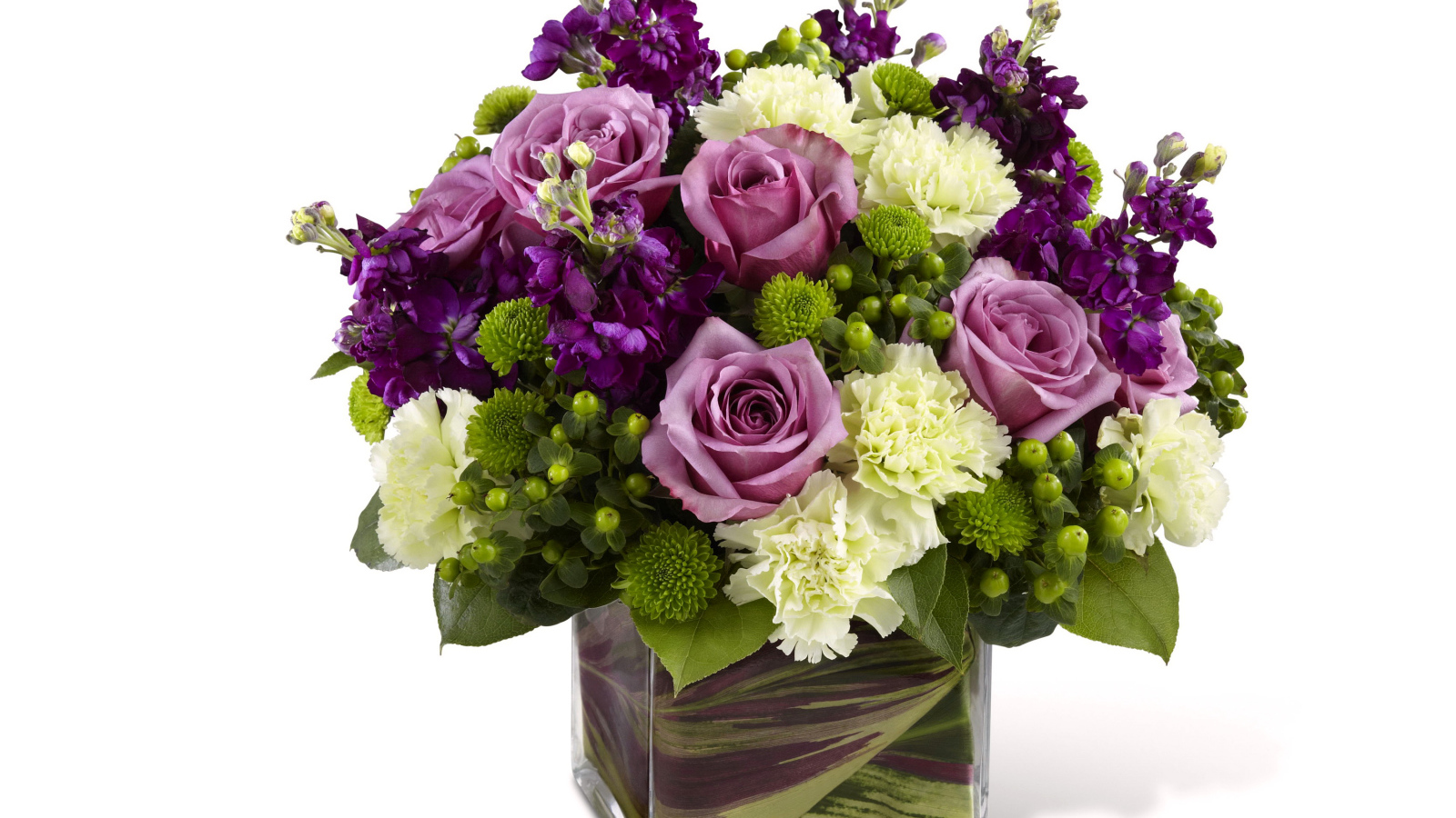 Красивый букет в вазе на белом фоне