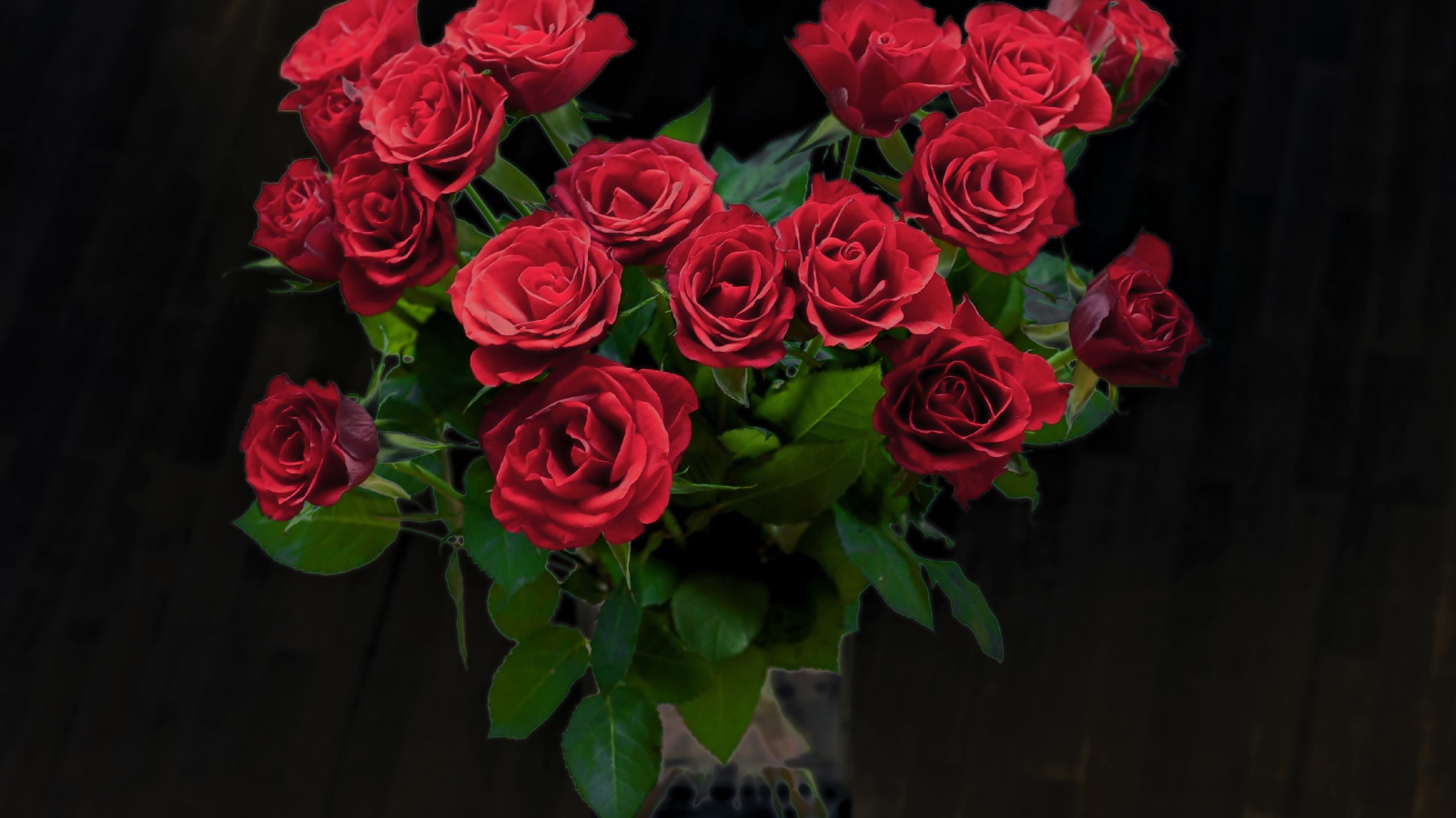 Красивый букет красных роз в вазе