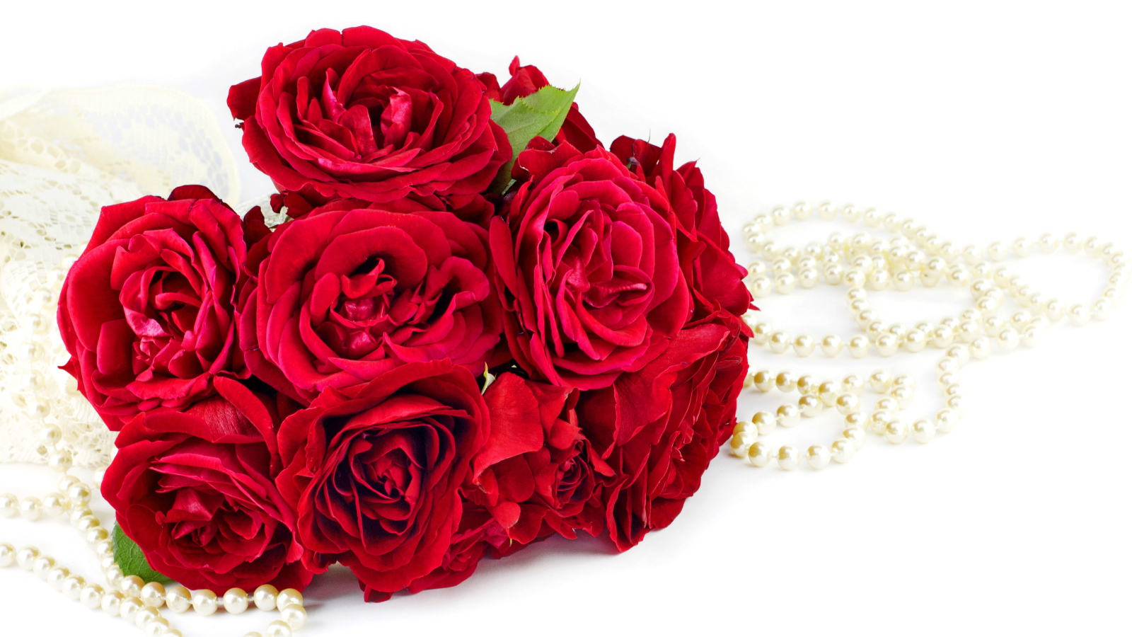 Красивый букет красных роз с бусами на белом фоне