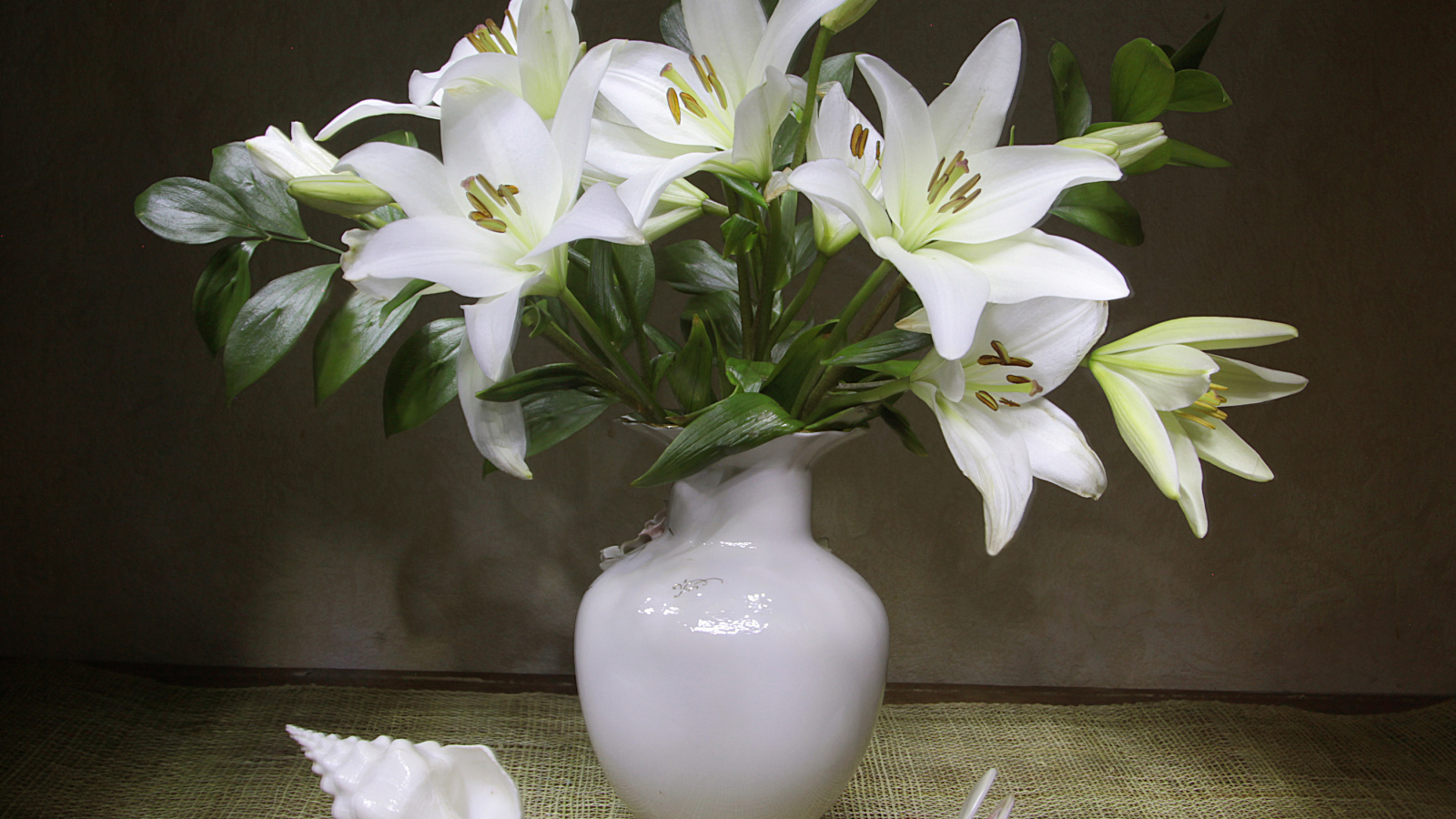 Красивый букет белых лилий в вазе 