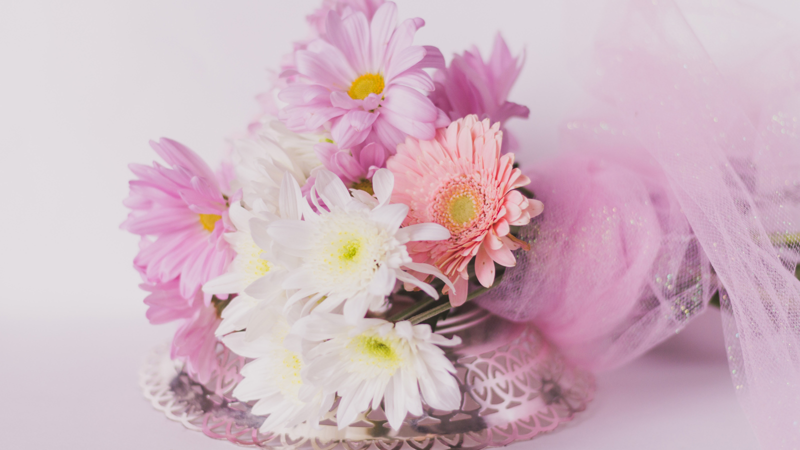 Красивый букет с цветами герберы и хризантемы