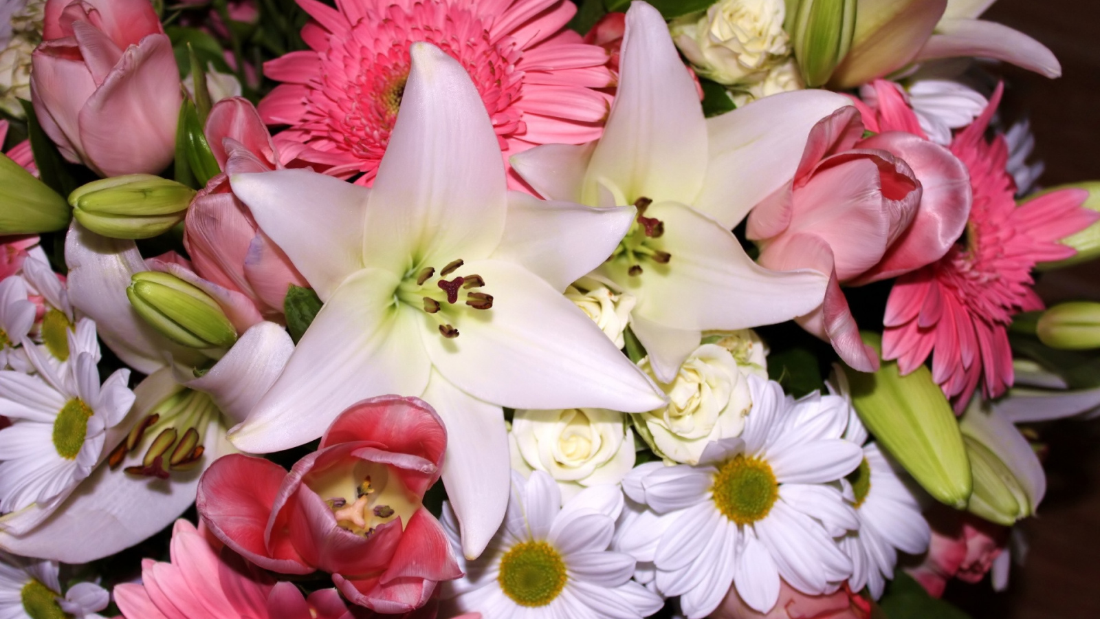 Красивый нежный розово - белый букет разных цветов 