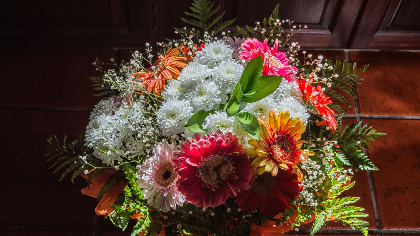 Красивый большой букет с цветами хризантемы и герберы