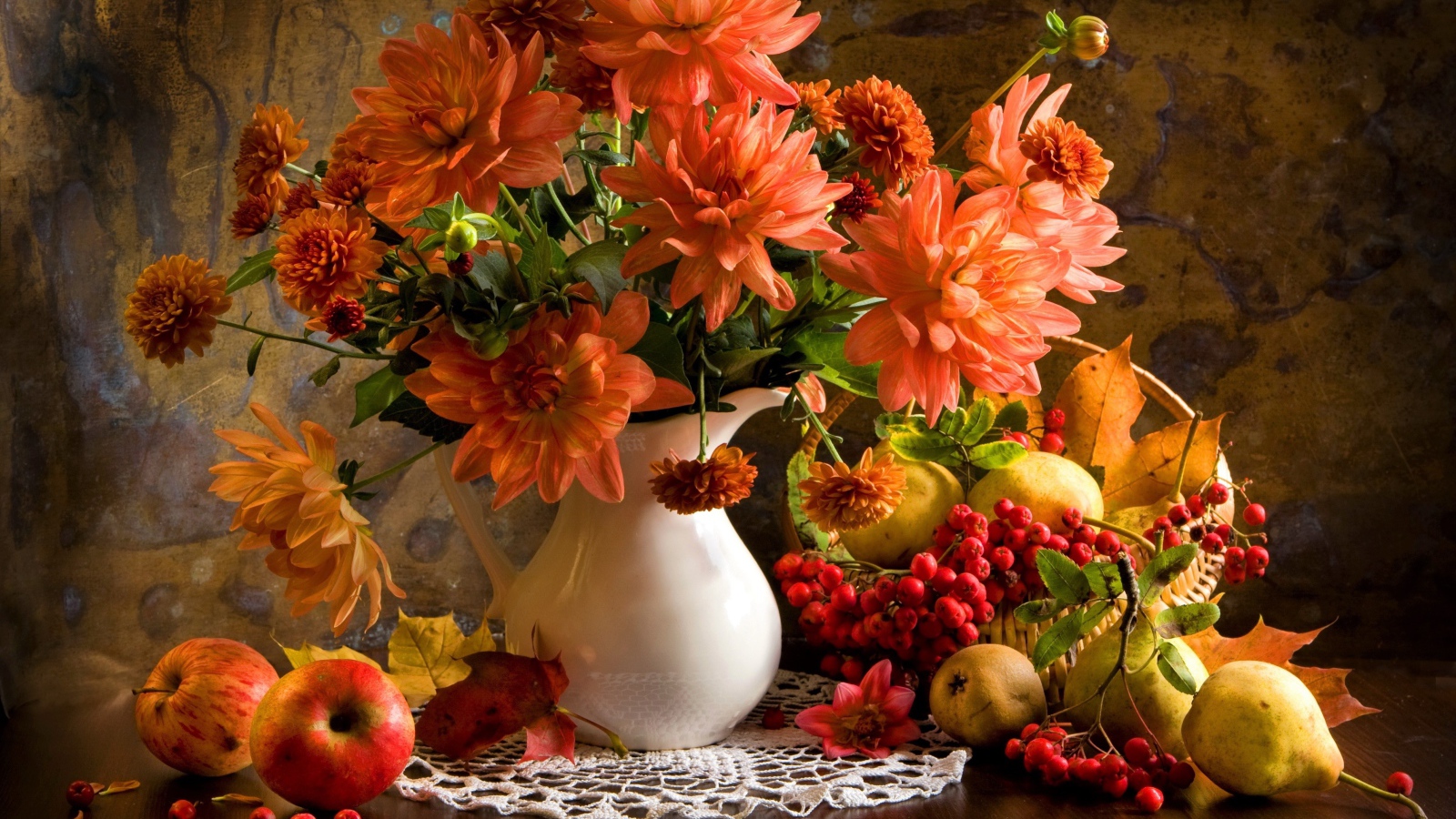 Букет георгин в вазе на столе с яблоками, грушами и калиной