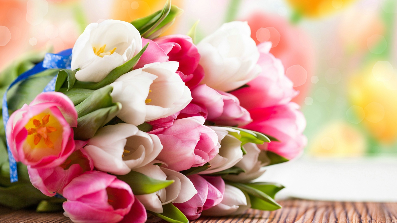 Букет розовых и белых тюльпанов на столе