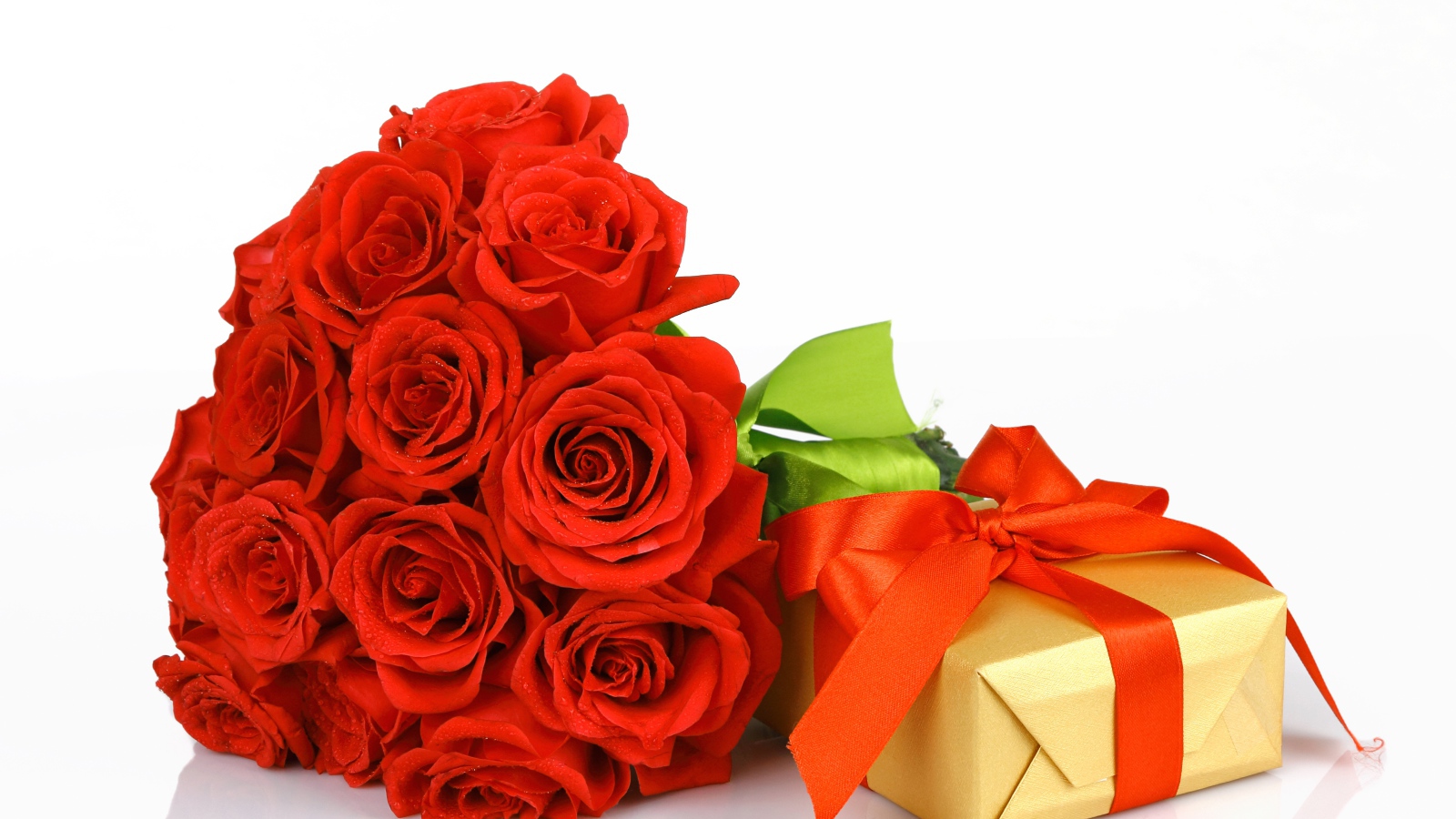 Букет красных роз с подарком на белом фоне