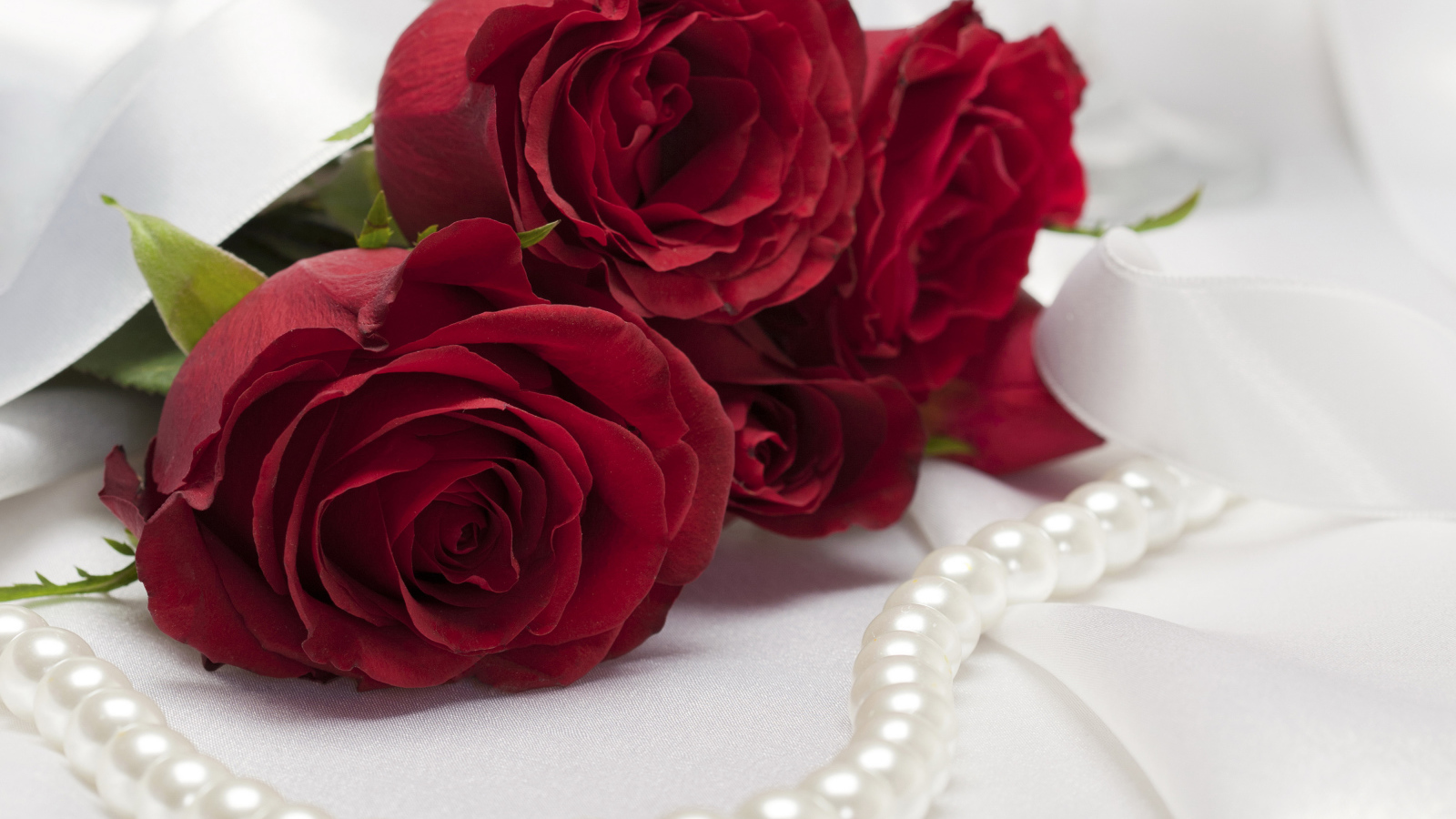 Букет красных роз с белыми жемчужными бусами 