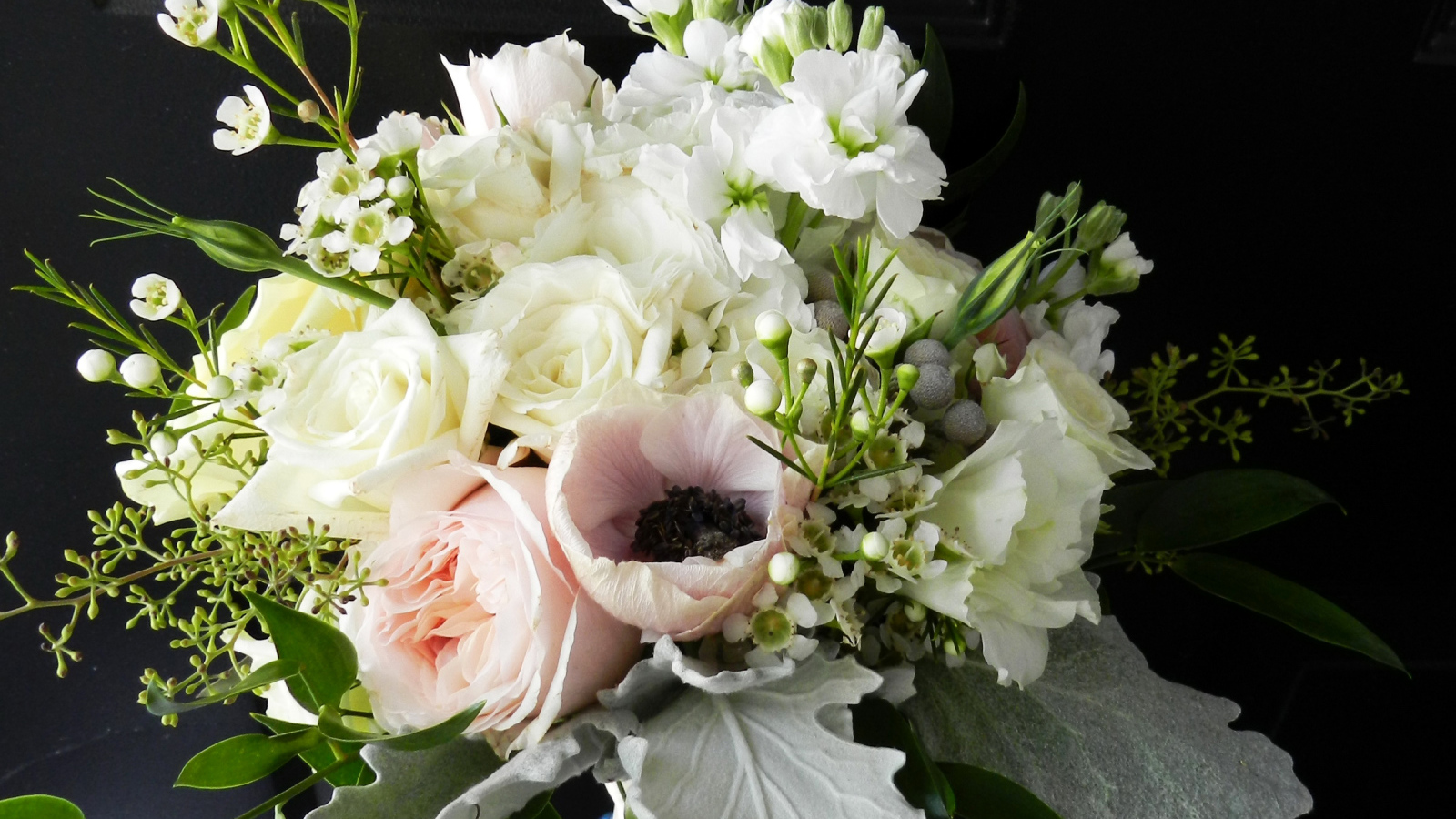 Букет с цветами розы,  анемоны и маттиолы