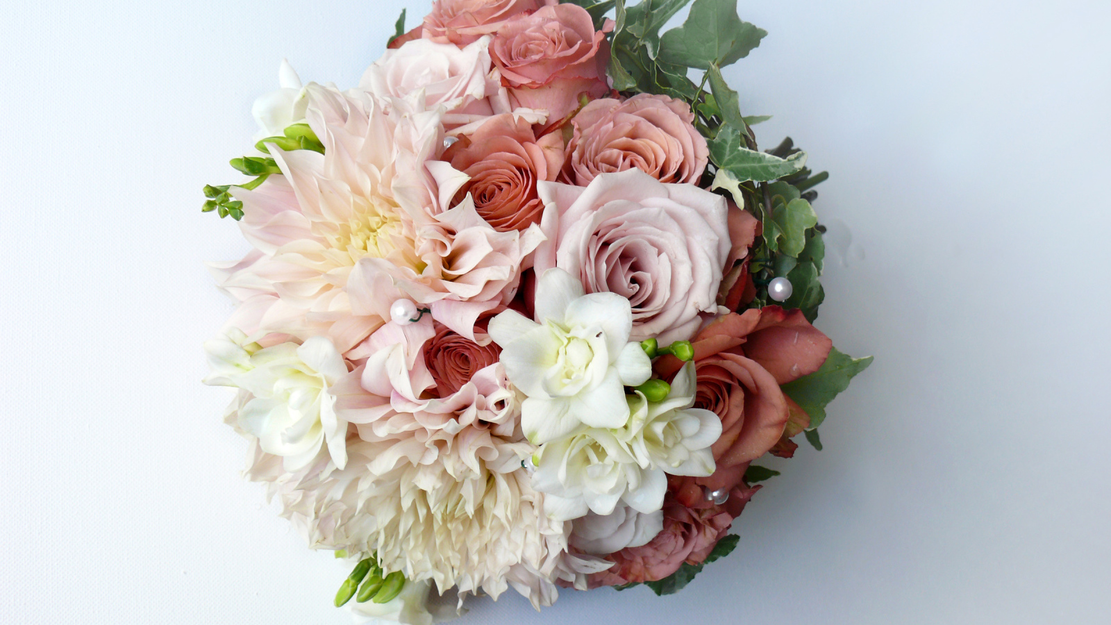 Букет с цветами роз и георгин на сером фоне 