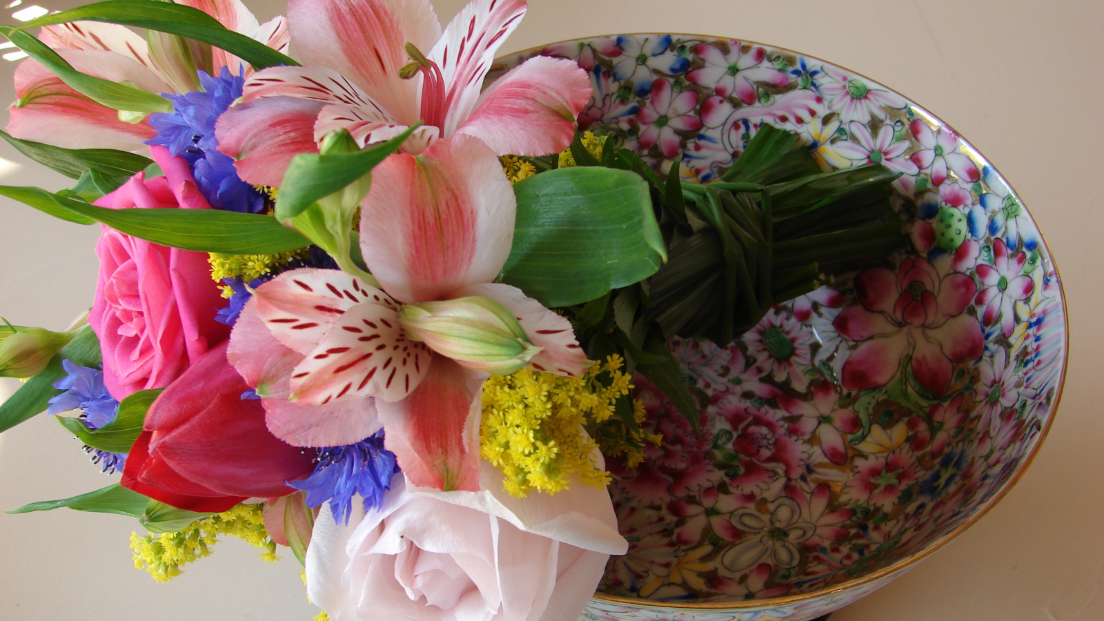 Нежный букет с цветами розы, тюльпана и альстромерии