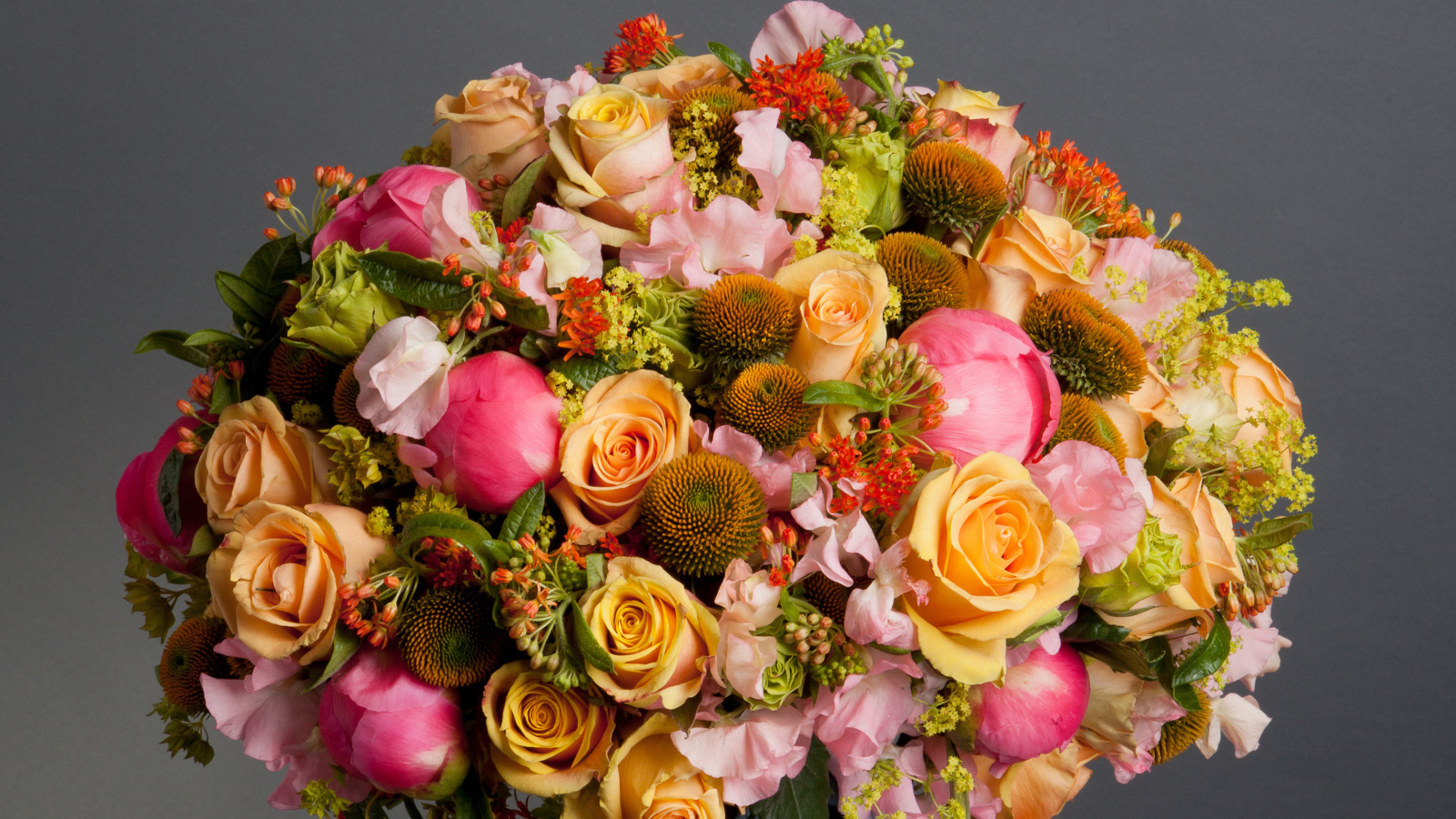 Большой праздничный букет на сером фоне