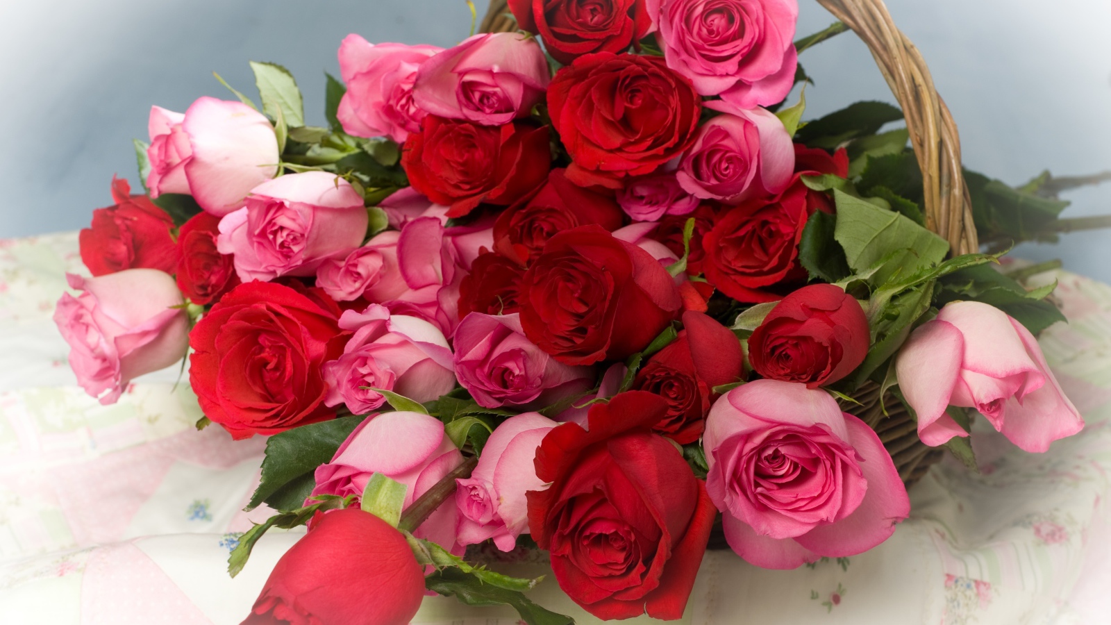 Красные и розовые розы в корзине