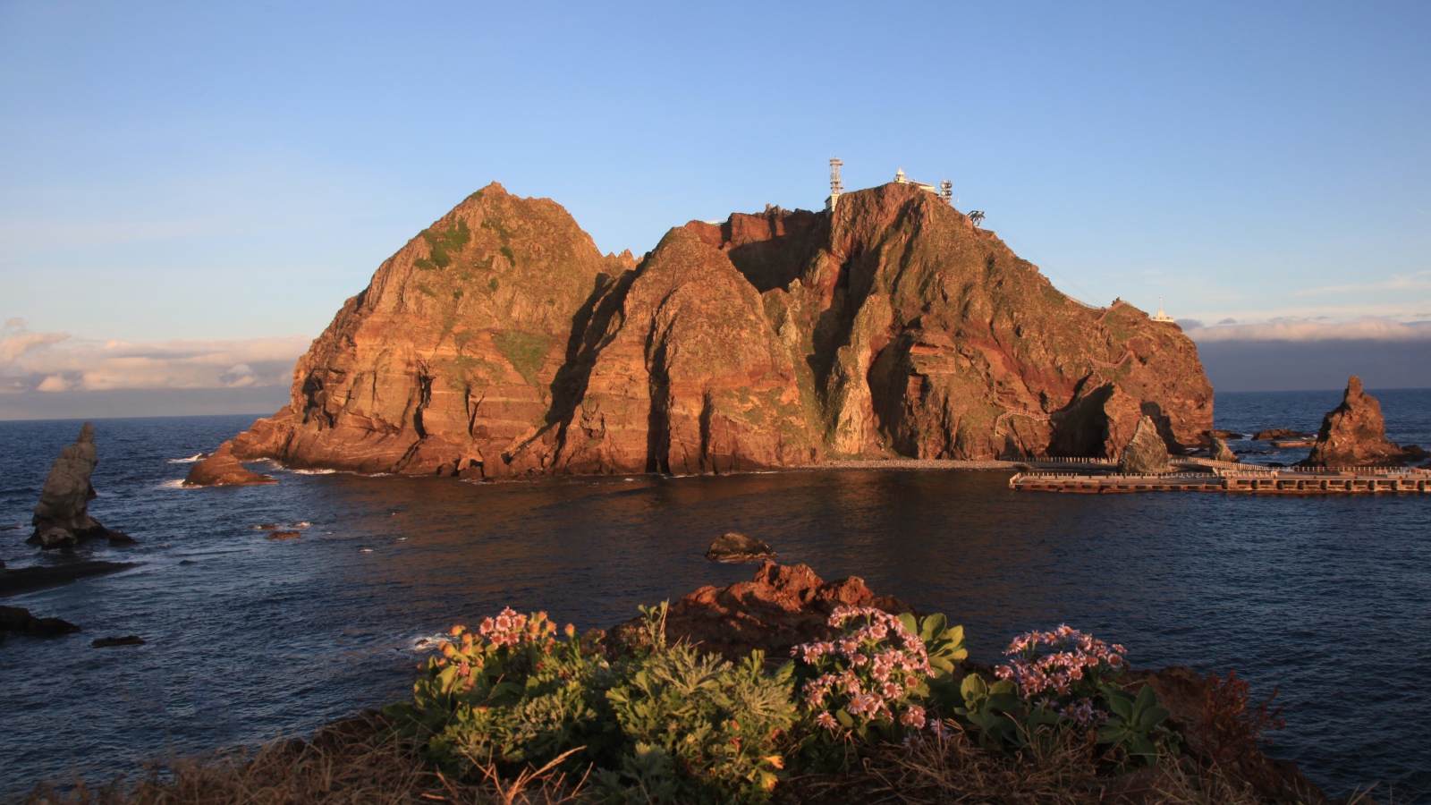 Скалистый остров в море под голубым небом