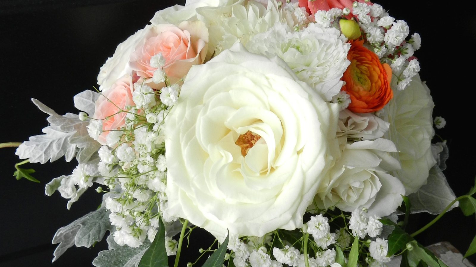 Свадебный букет с цветами роз, хризантем и лютиков