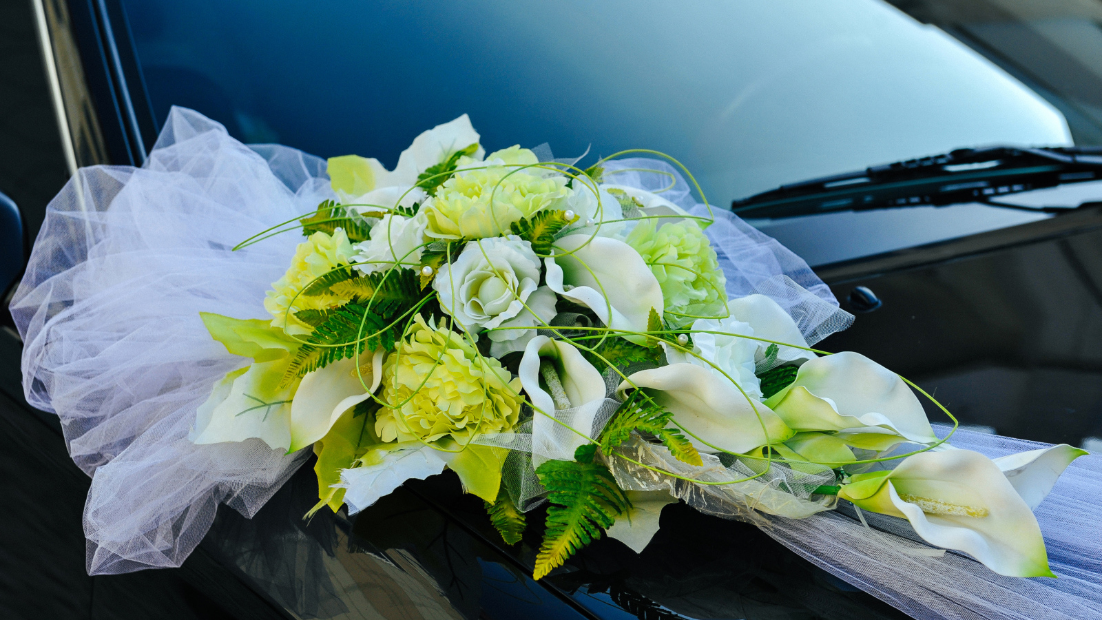 Свадебный букет с розами и каллами