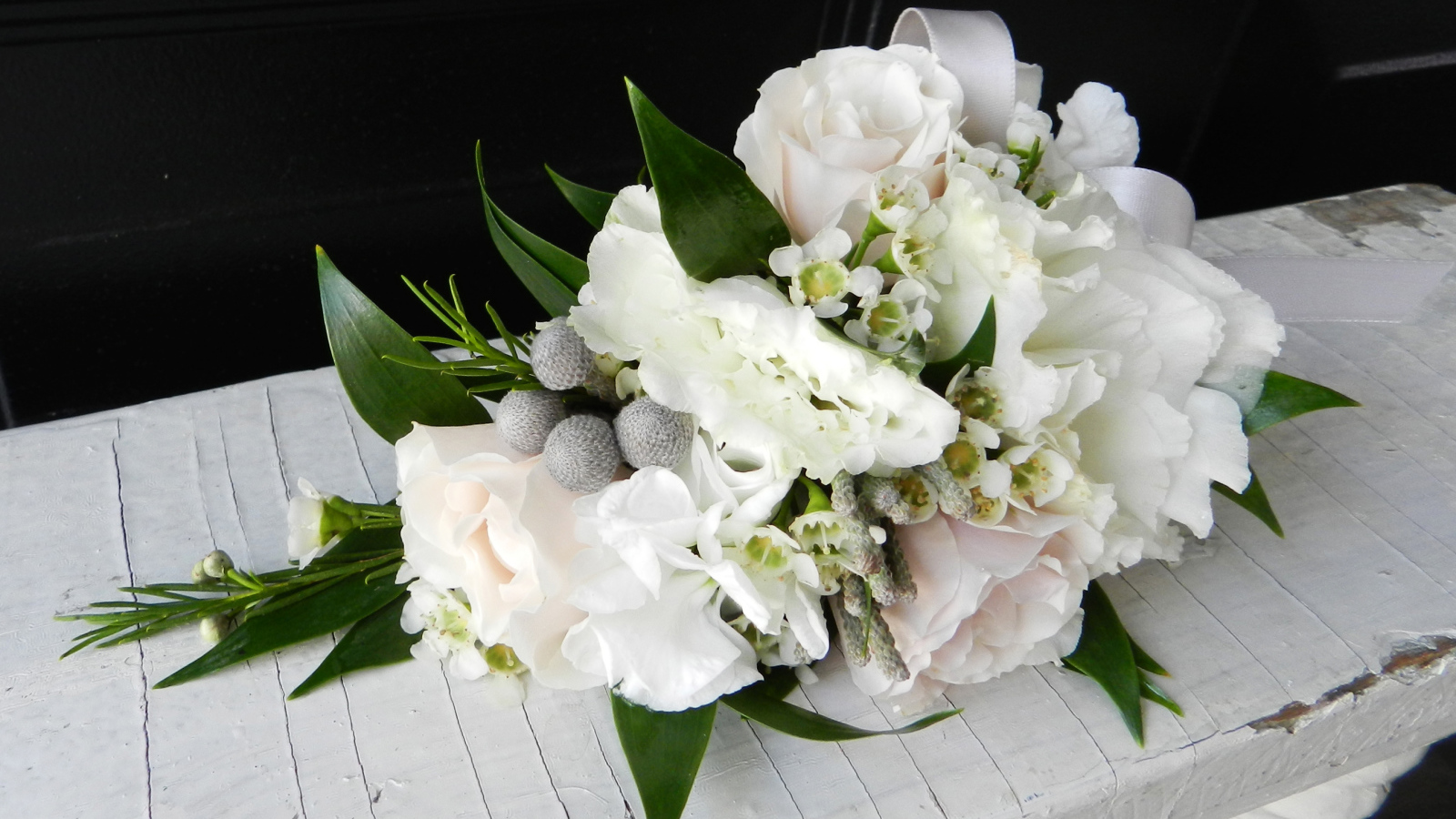 Свадебный букет с цветами розы и эустомы