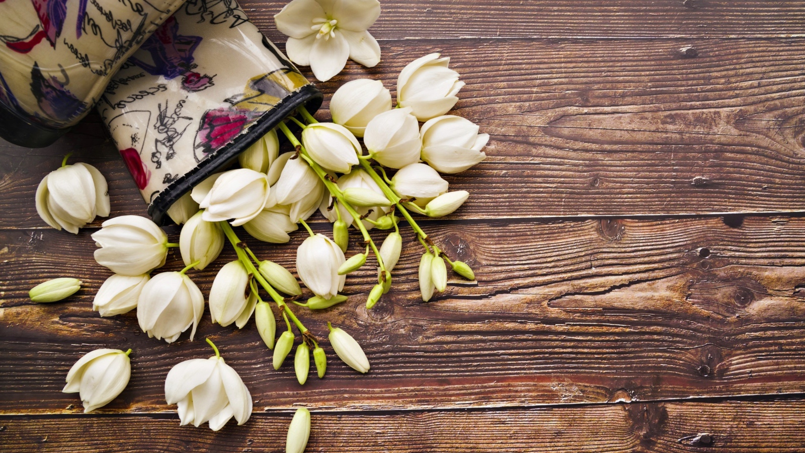 Белые цветы на деревянном фоне