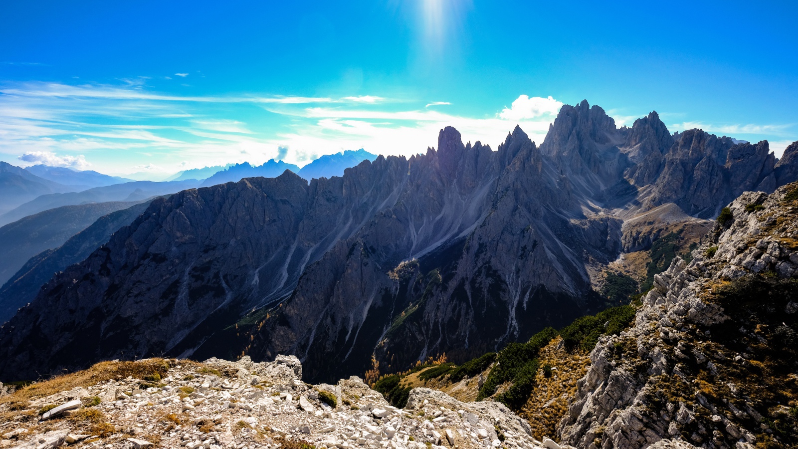 Яркое солнце в голубом небе над горами