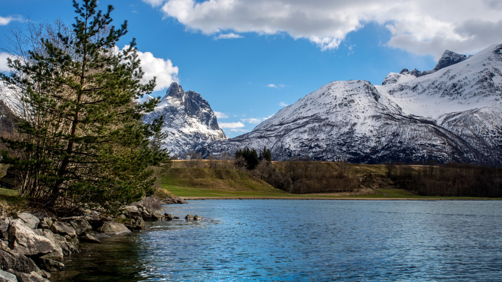 Горное озеро на фоне гор под красивым небом