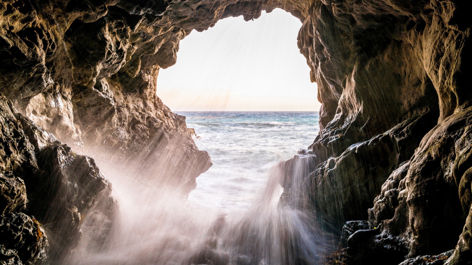 Брызги моря бьются о скалы