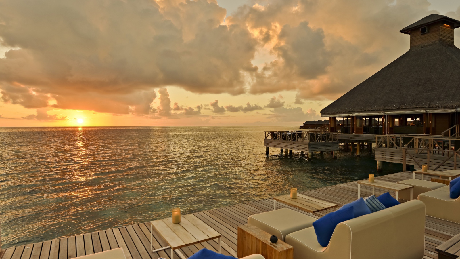 Красивый закат солнца на Мальдивах