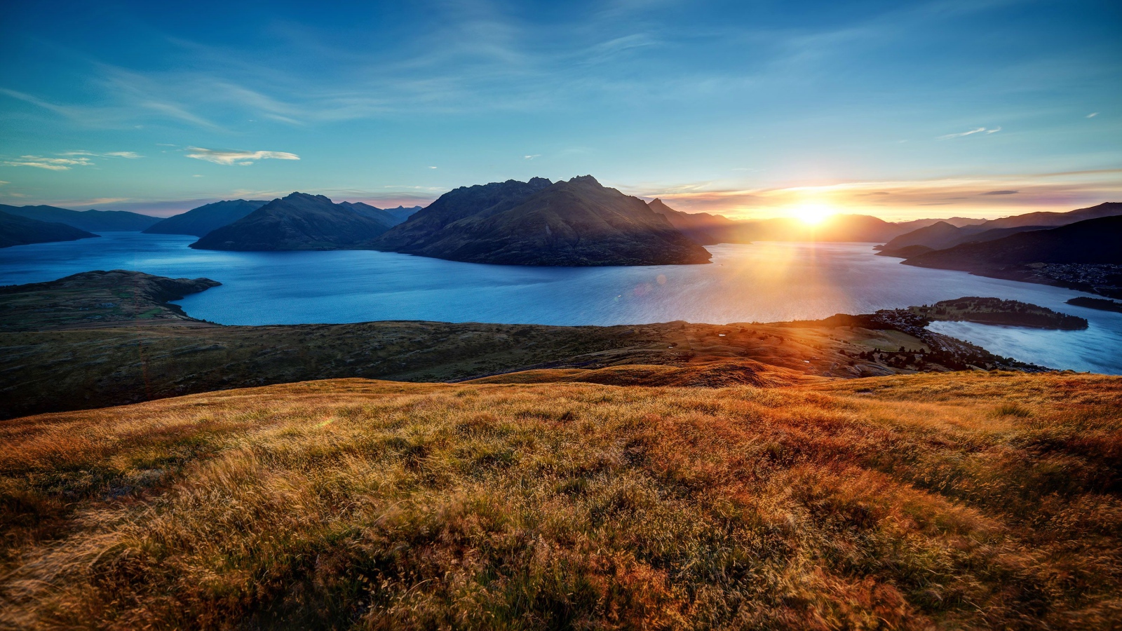 Рассвет над горами в голубом небе