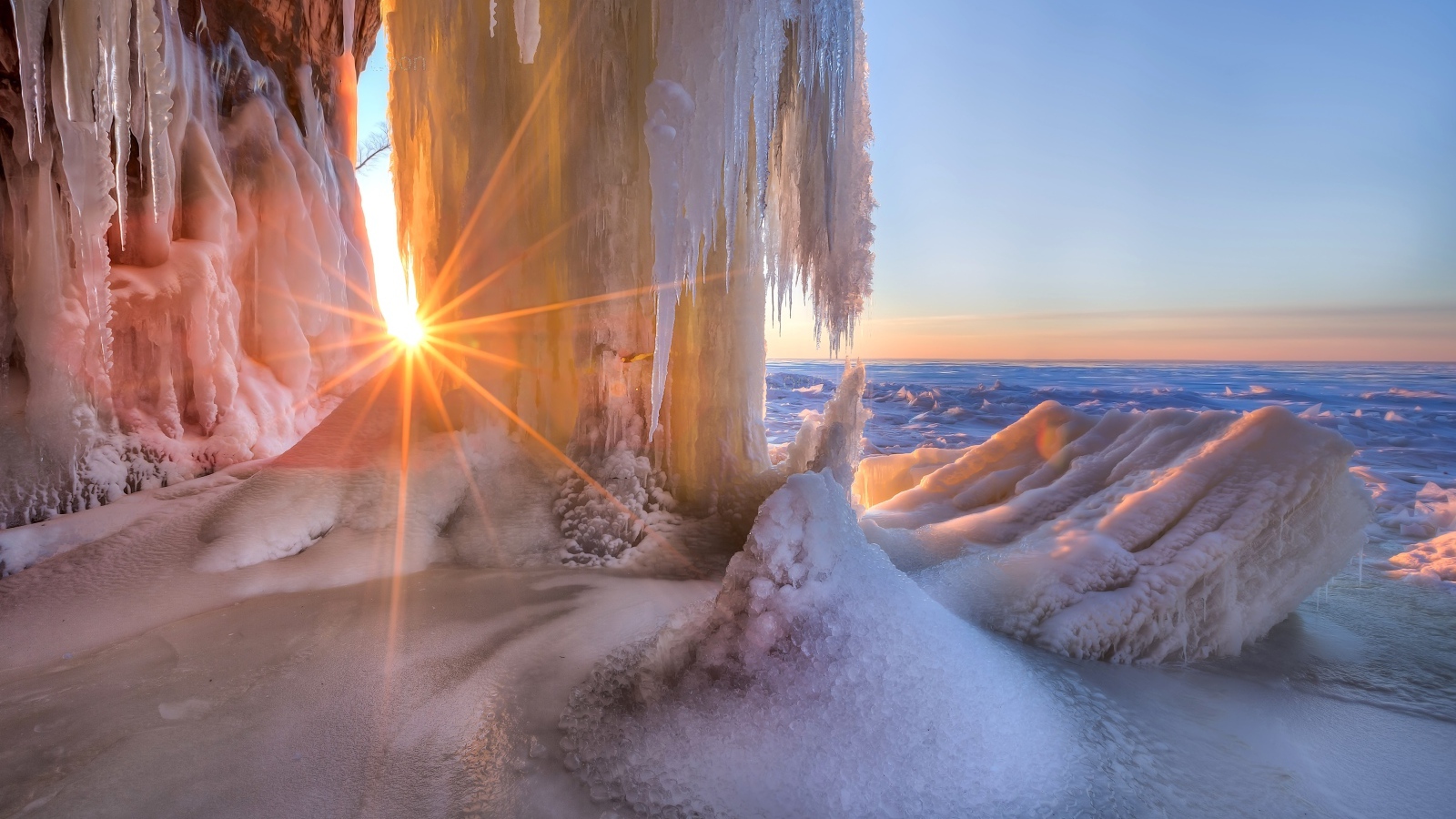 Заледеневший водопад с лучах яркого солнца