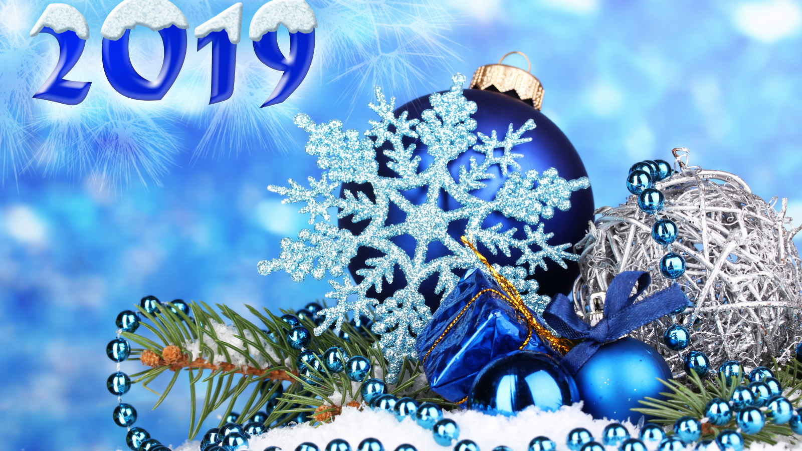 Красивые голубые елочные игрушки на Новый год 2019 