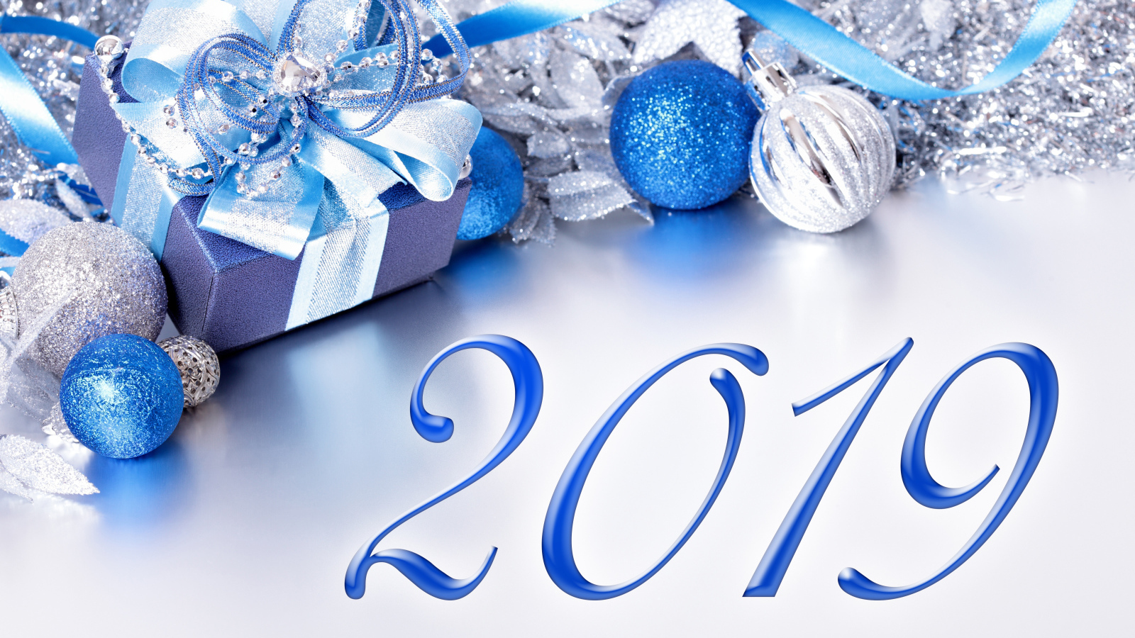 Голубые цифры 2019 на сером фоне с новогодними игрушками на Новый год свиньи 2019