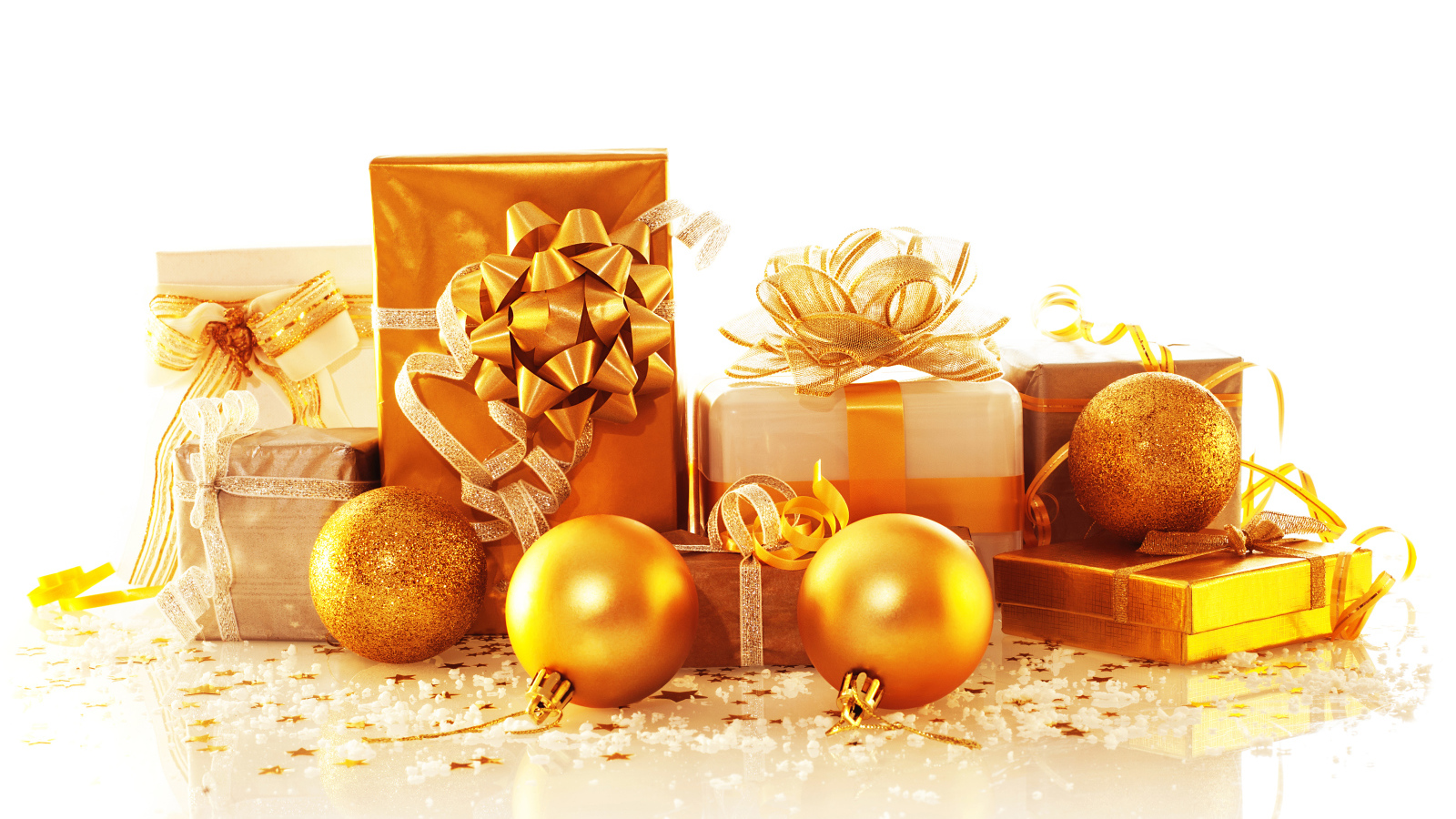 Коробки с подарками и золотыми елочными шарами на белом фоне