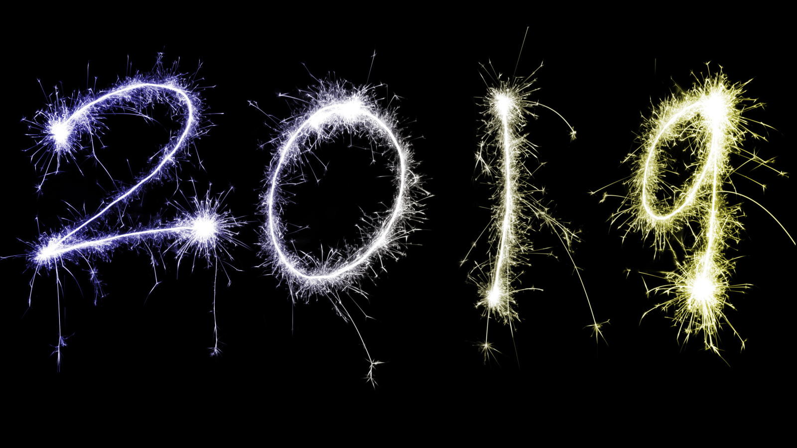 Блестящие цифры 2019 на черном фоне на Новый год