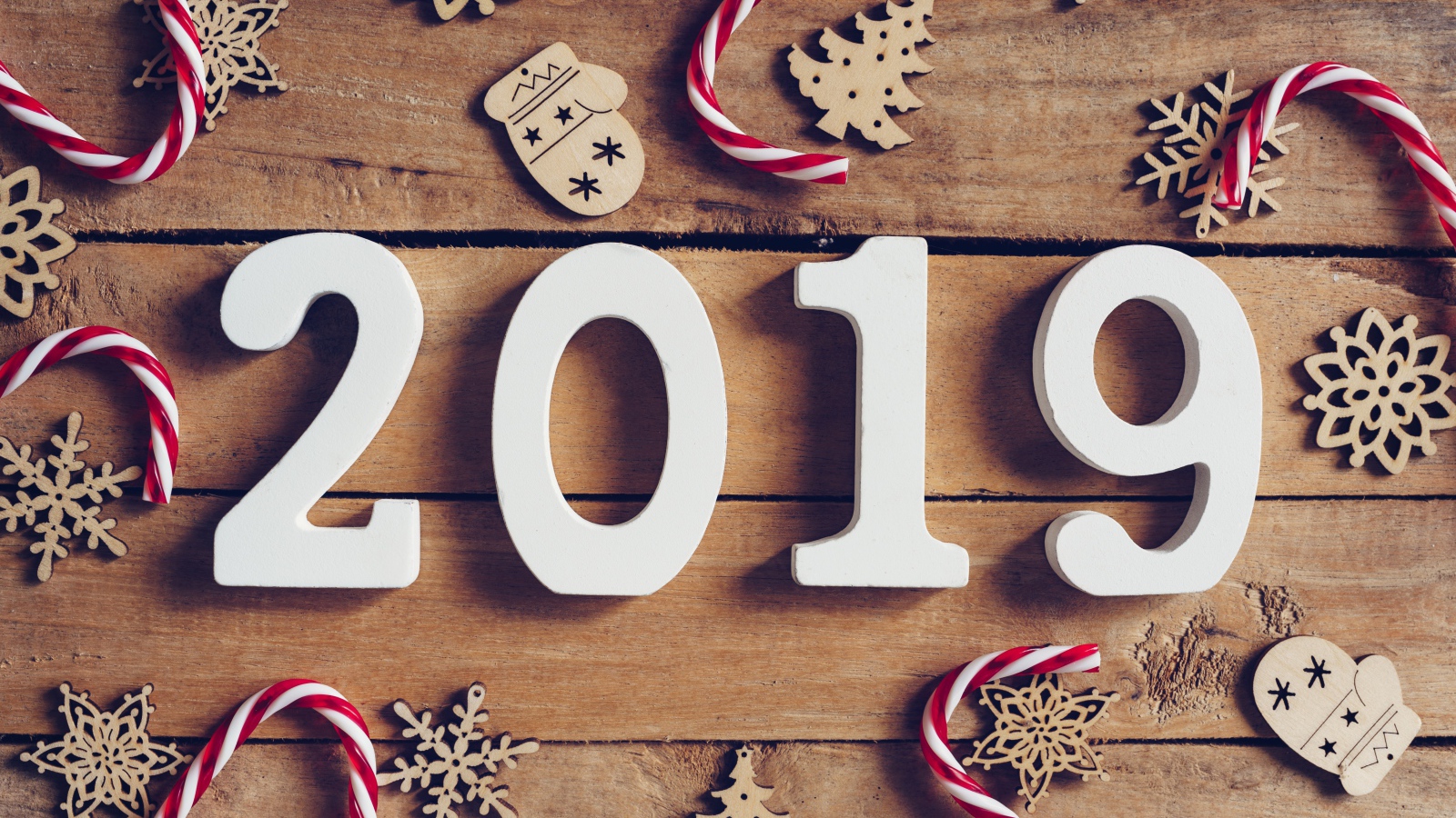 Цифры 2019 с украшениями на деревянном фоне