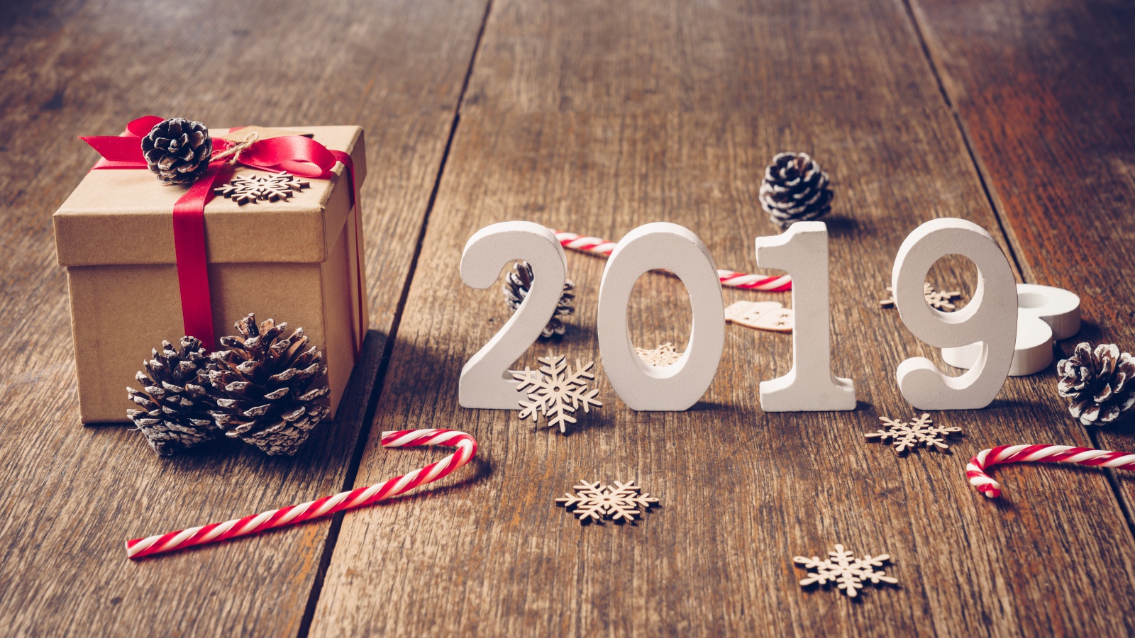 Белые цифры 2019 с подарком на деревянном полу