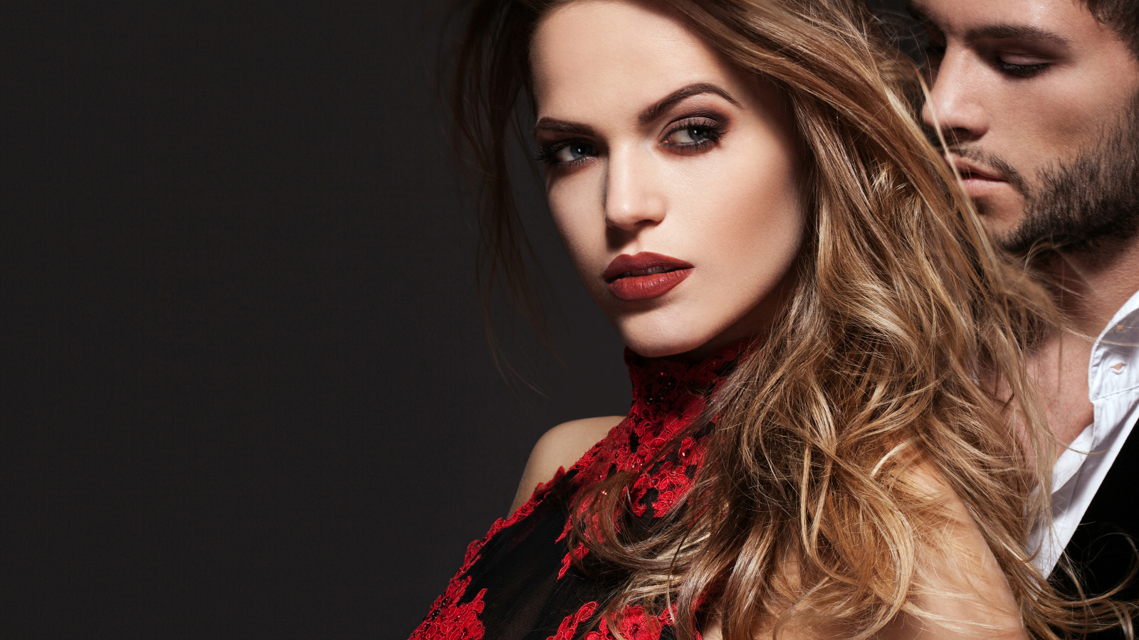 Красивая пара парень и девушка на сером фоне