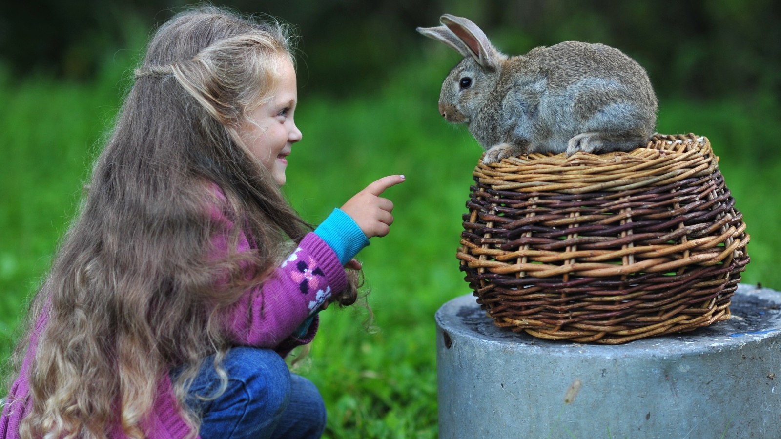 Маленькая длинноволосая девочка с кроликом