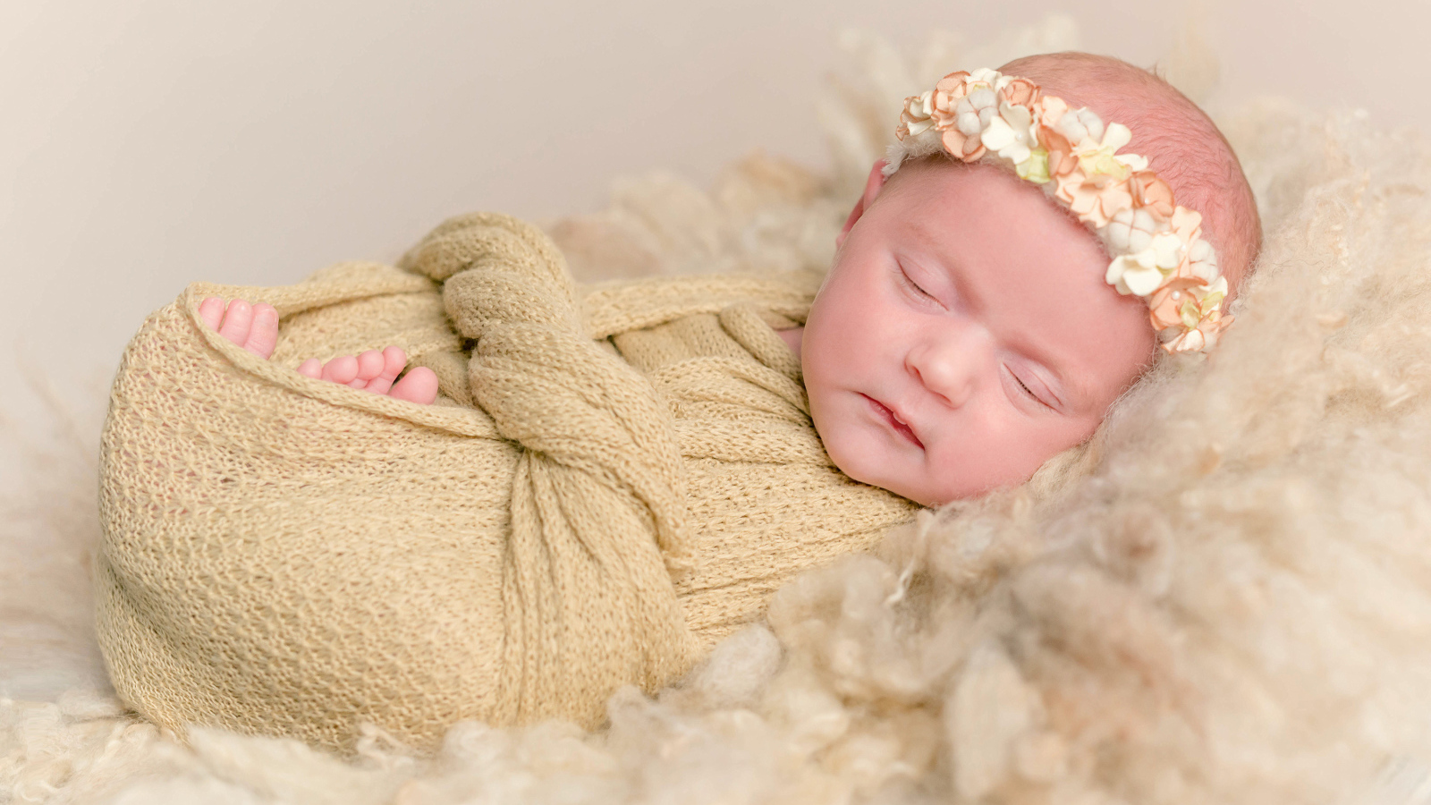 Спящий младенец с венком на голове