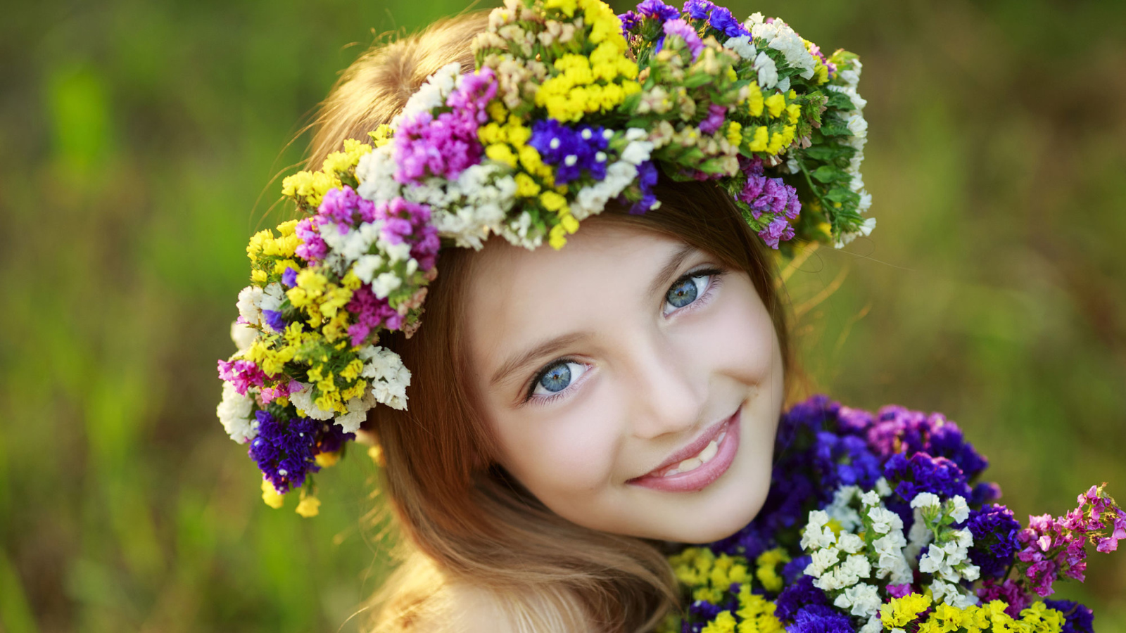 Красивая голубоглазая девочка с венком на голове
