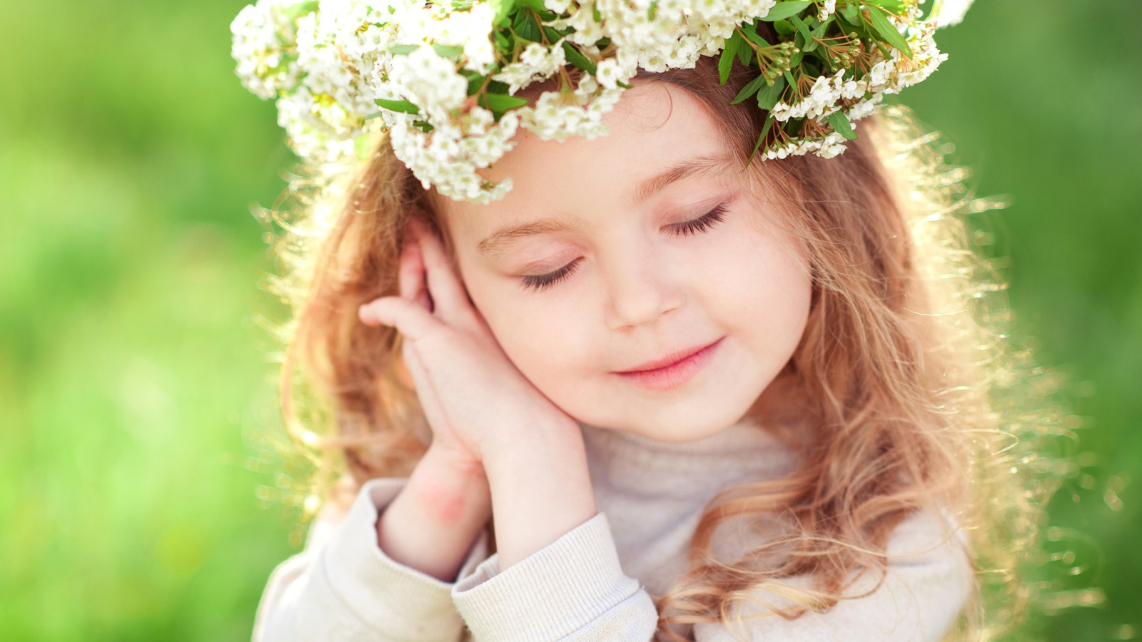 Красивая девочка с венком на голове