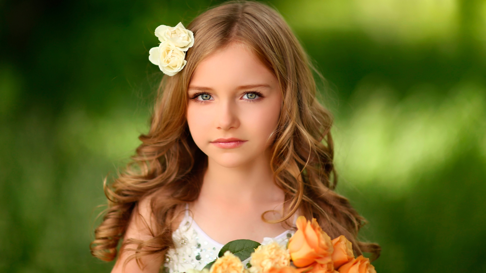 Красивая девочка с цветами в волосах