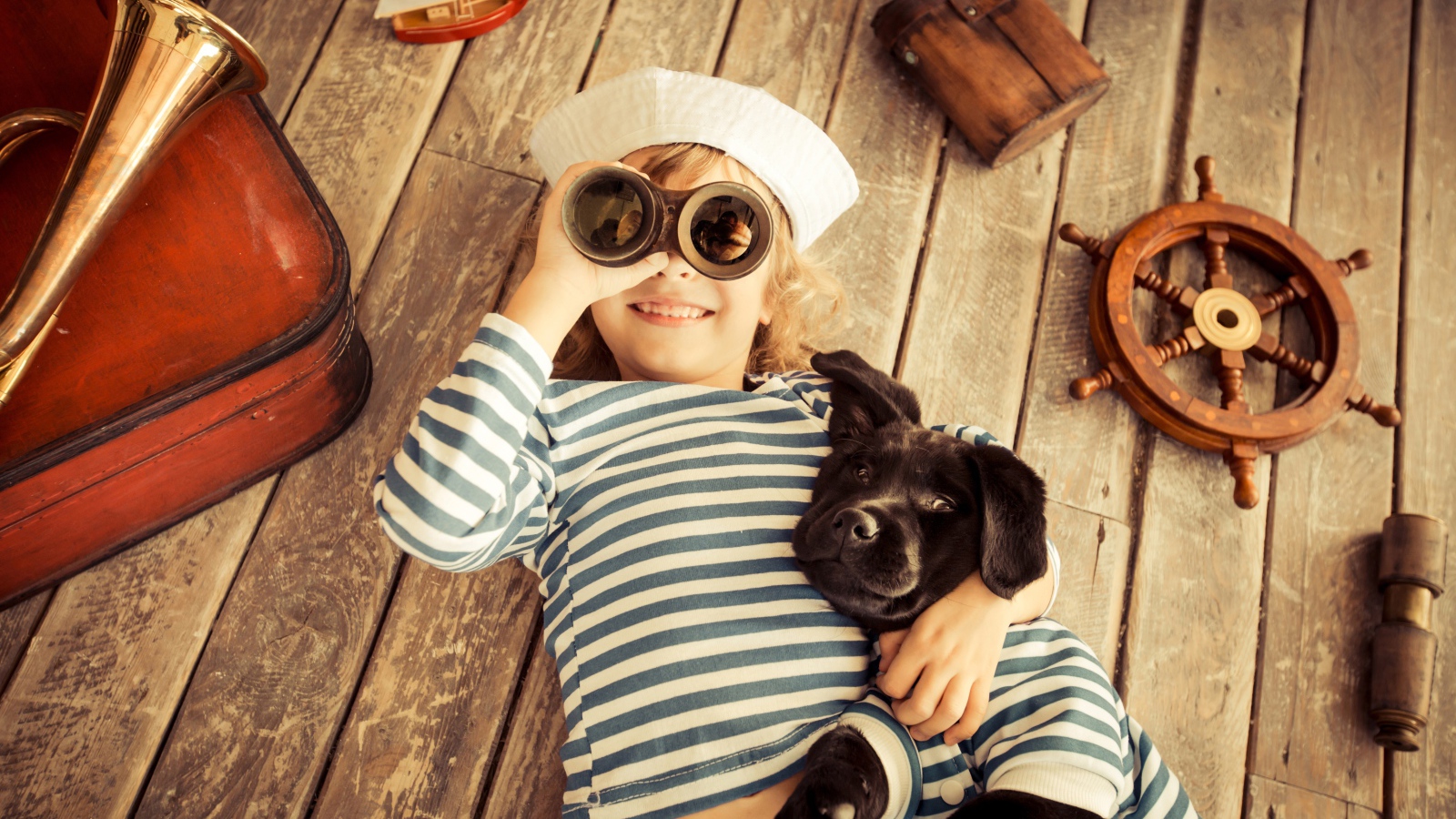 Мальчик с собакой играют в матросов