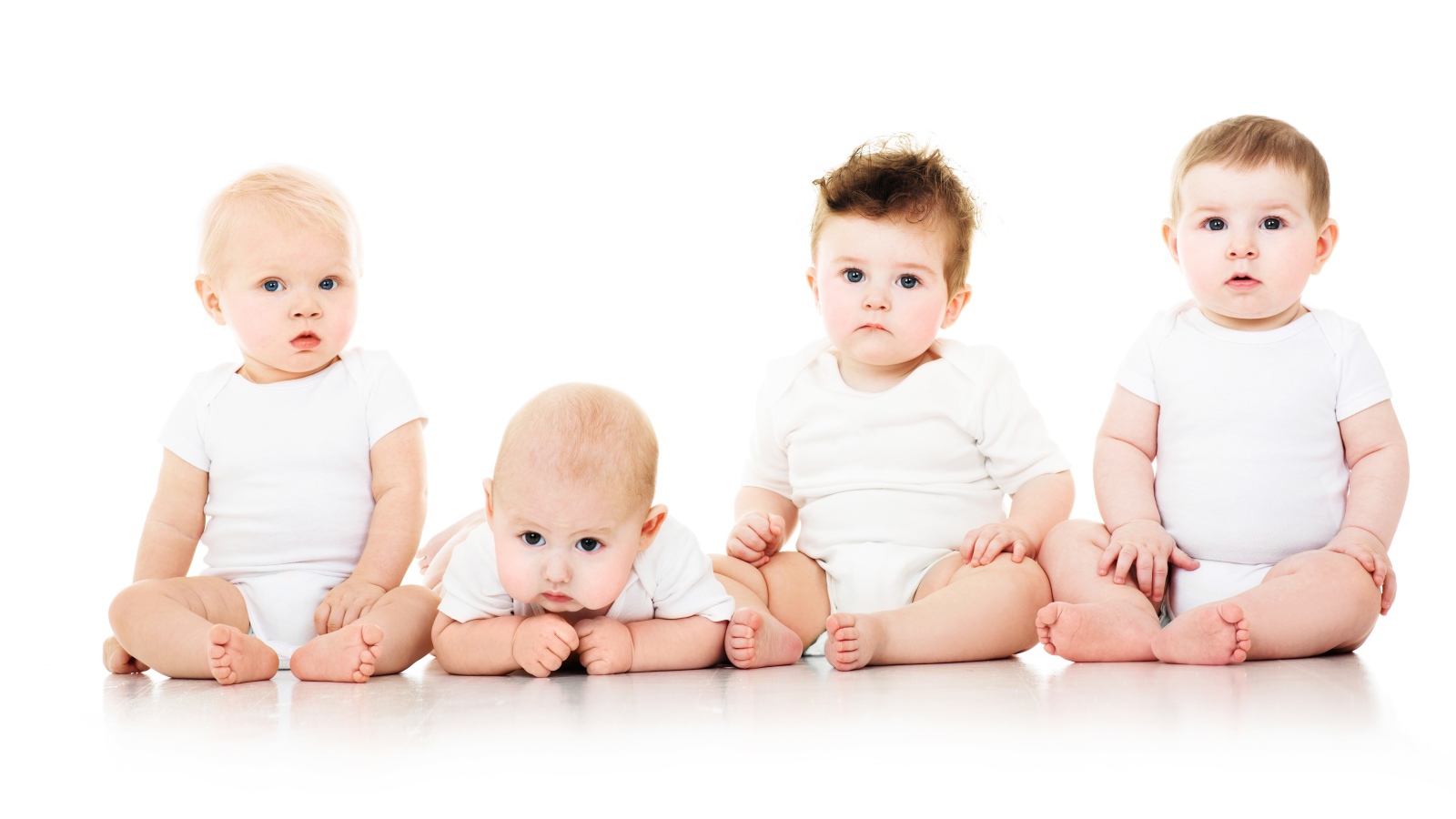 Четыре маленьких мальчика на белом фоне