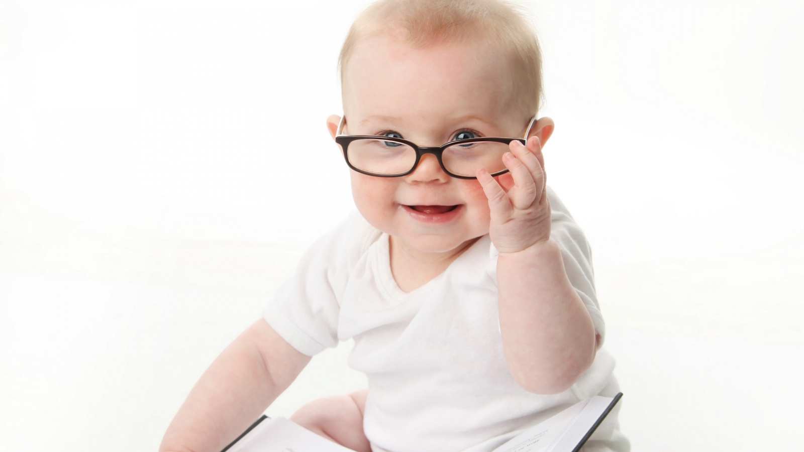 Забавный малыш в очках на белом фоне