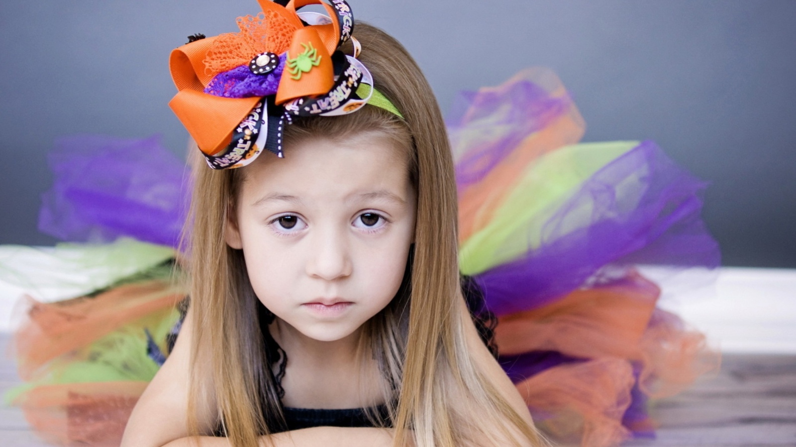 Девочка в красивой юбке с бантом на голове