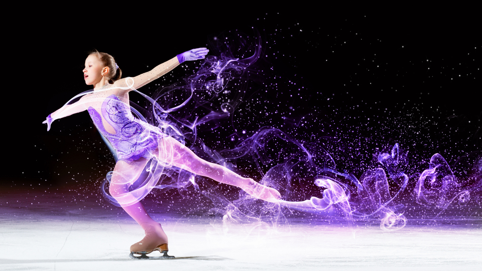 Девочка фигуристка на коньках на льду