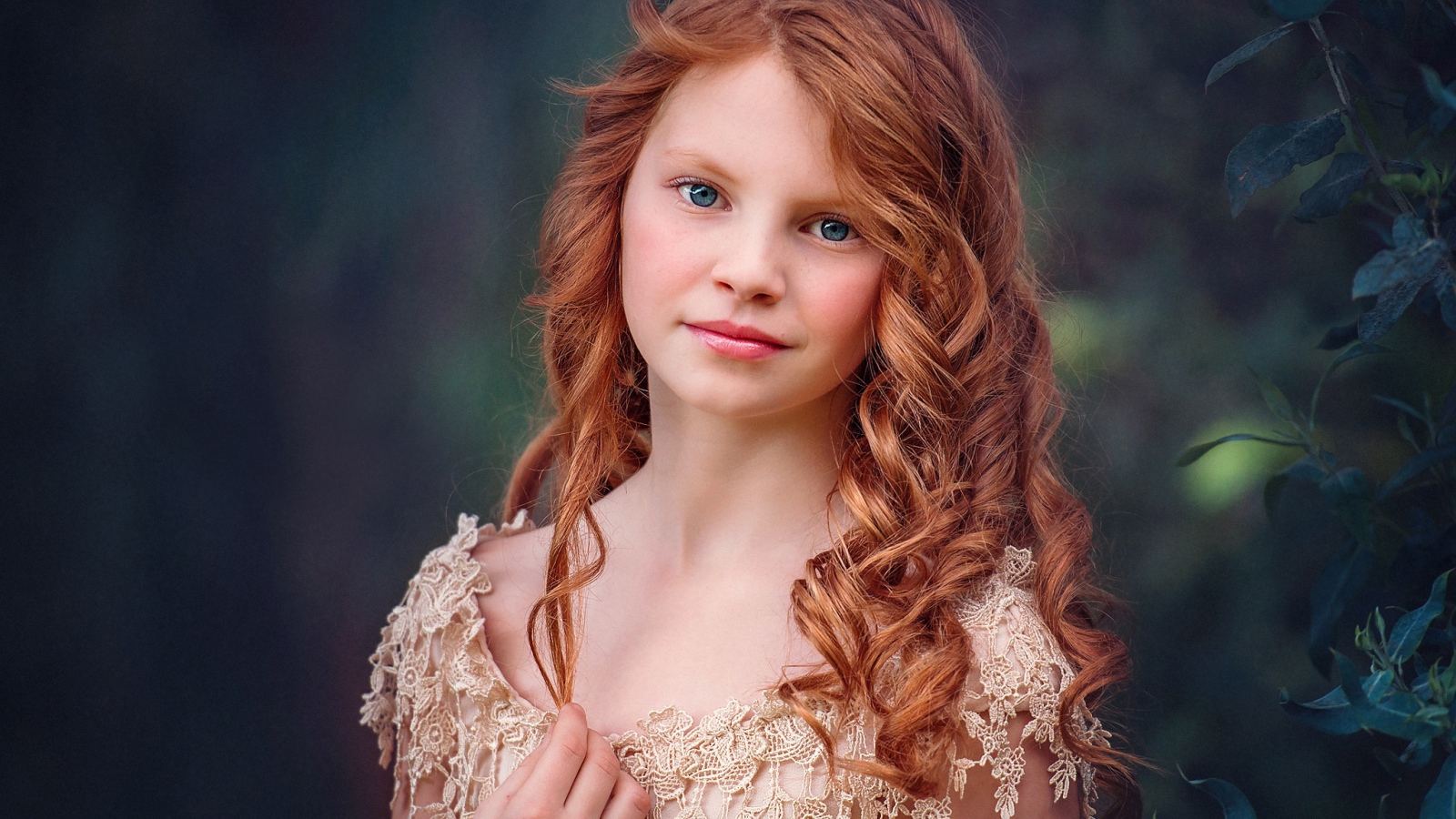 Маленькая голубоглазая рыжеволосая девочка в красивом платье